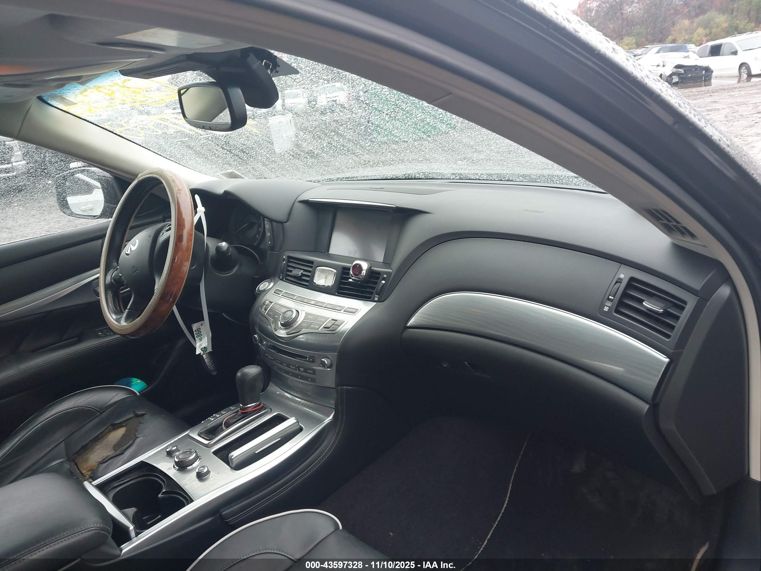 INFINITI Q70L image 5