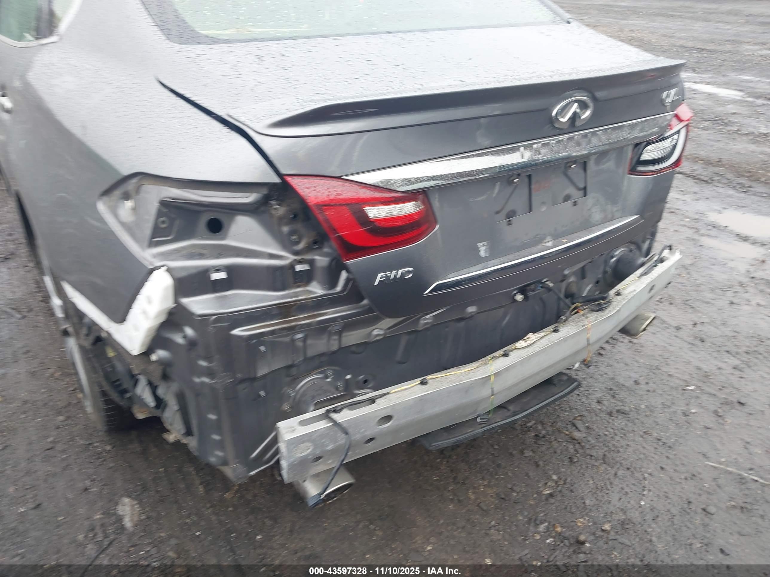 INFINITI Q70L image 6