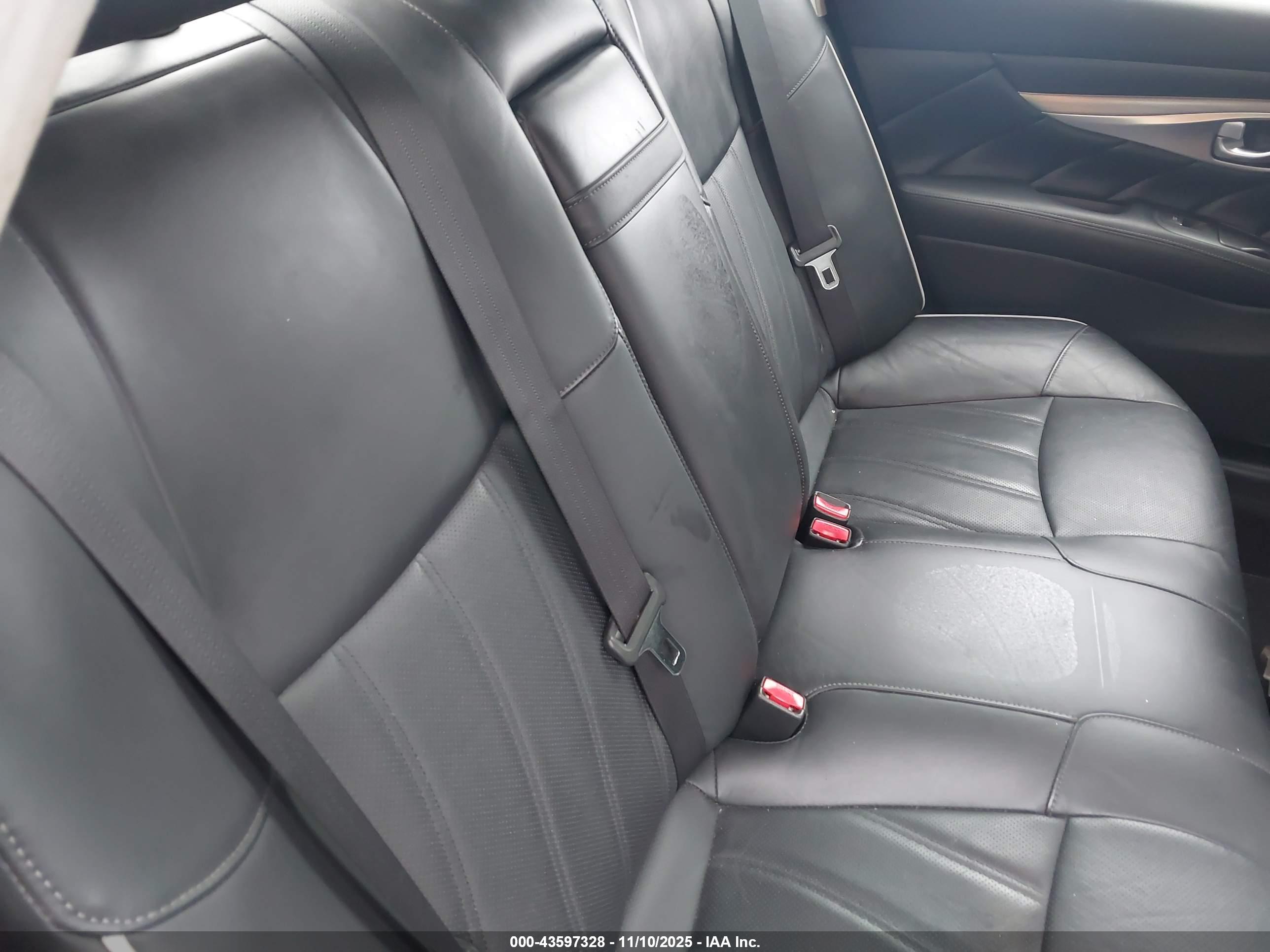 INFINITI Q70L image 8