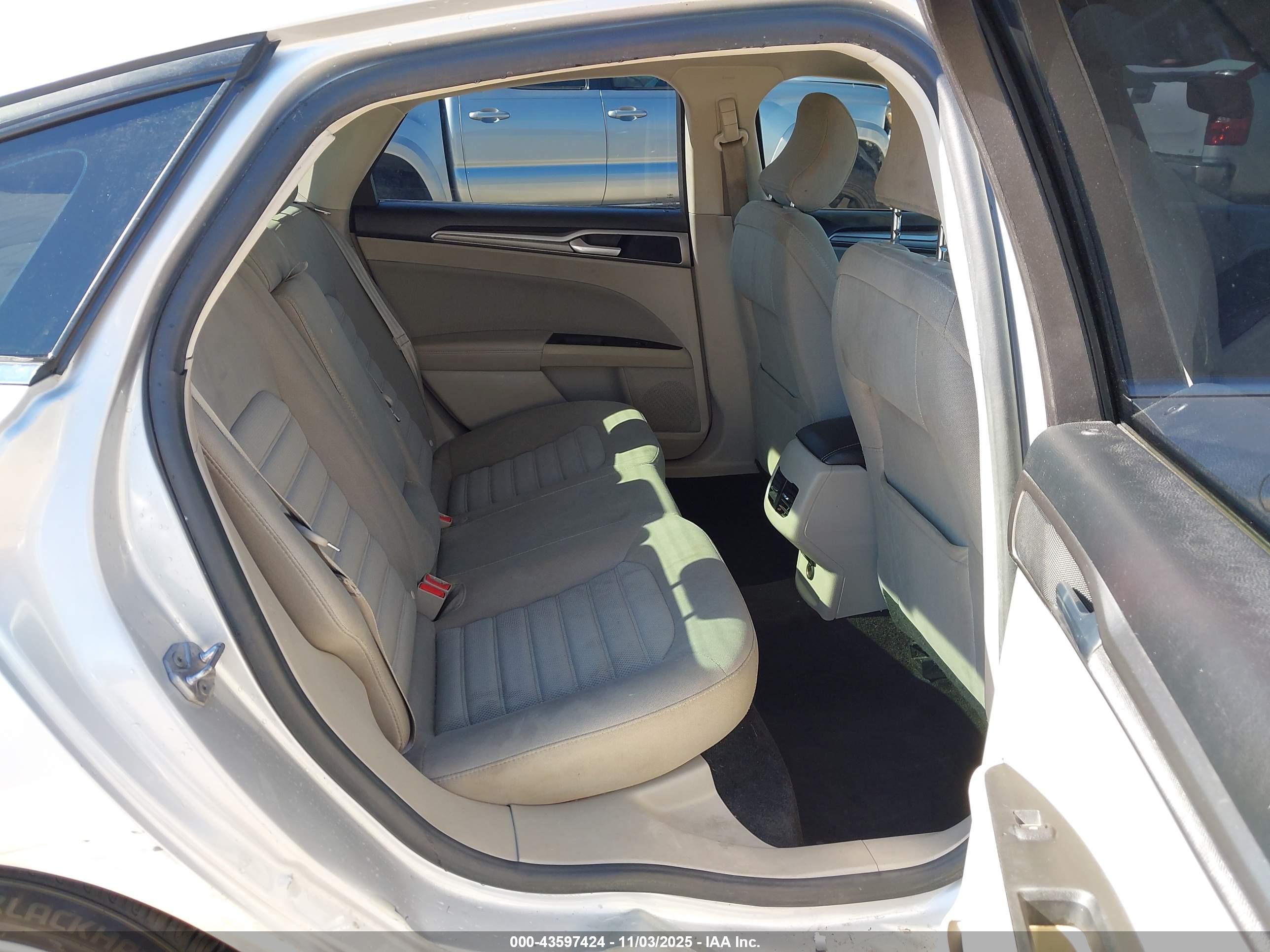FORD FUSION image 8