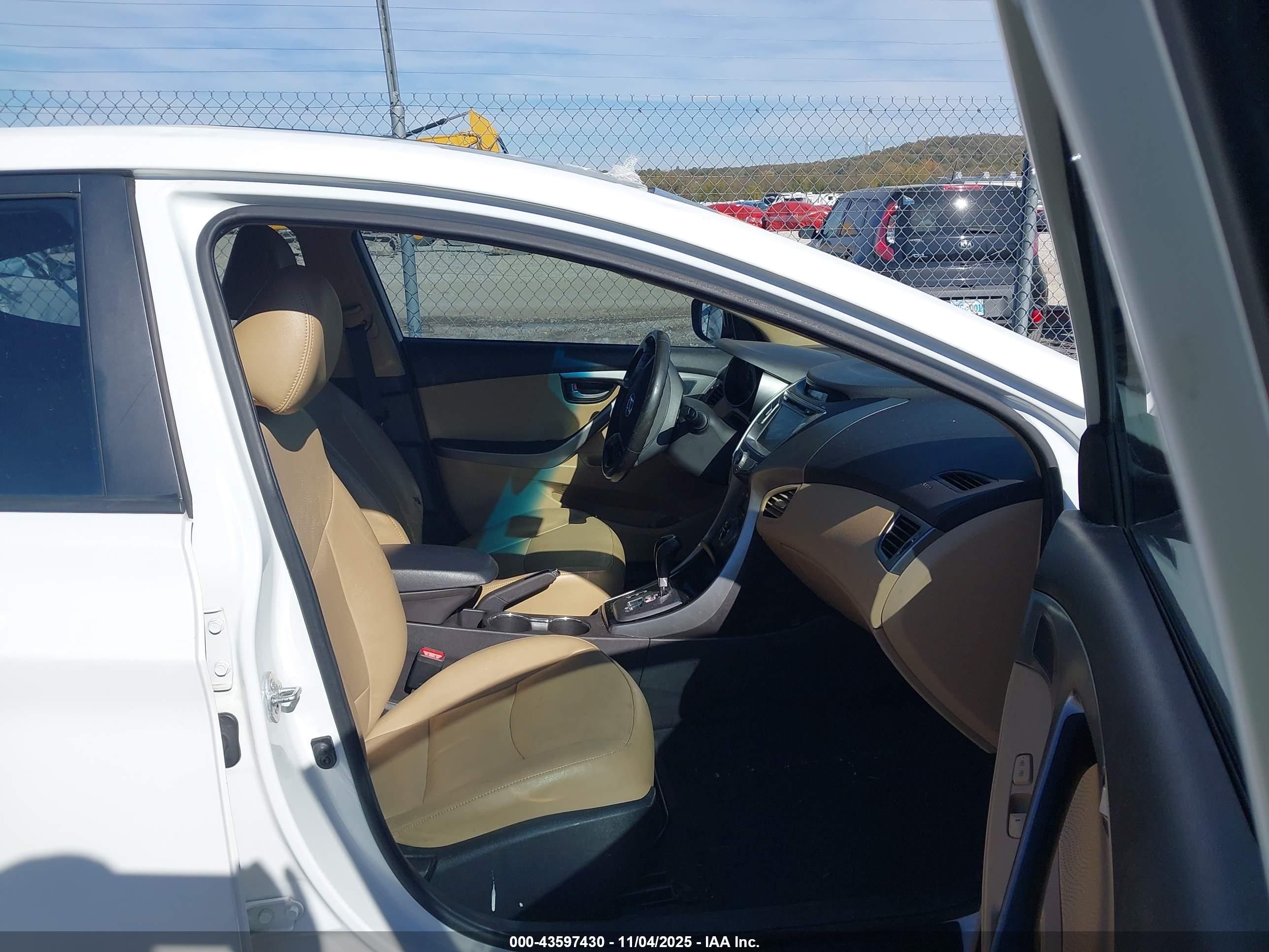 HYUNDAI ELANTRA image 5