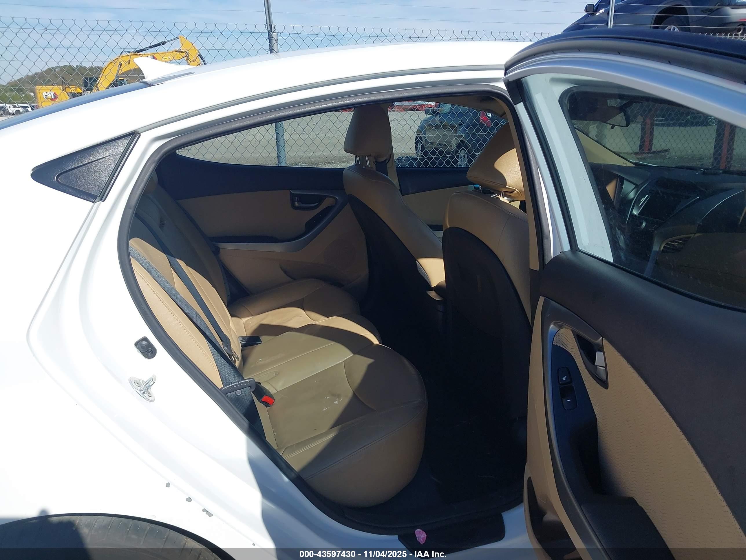 HYUNDAI ELANTRA image 8