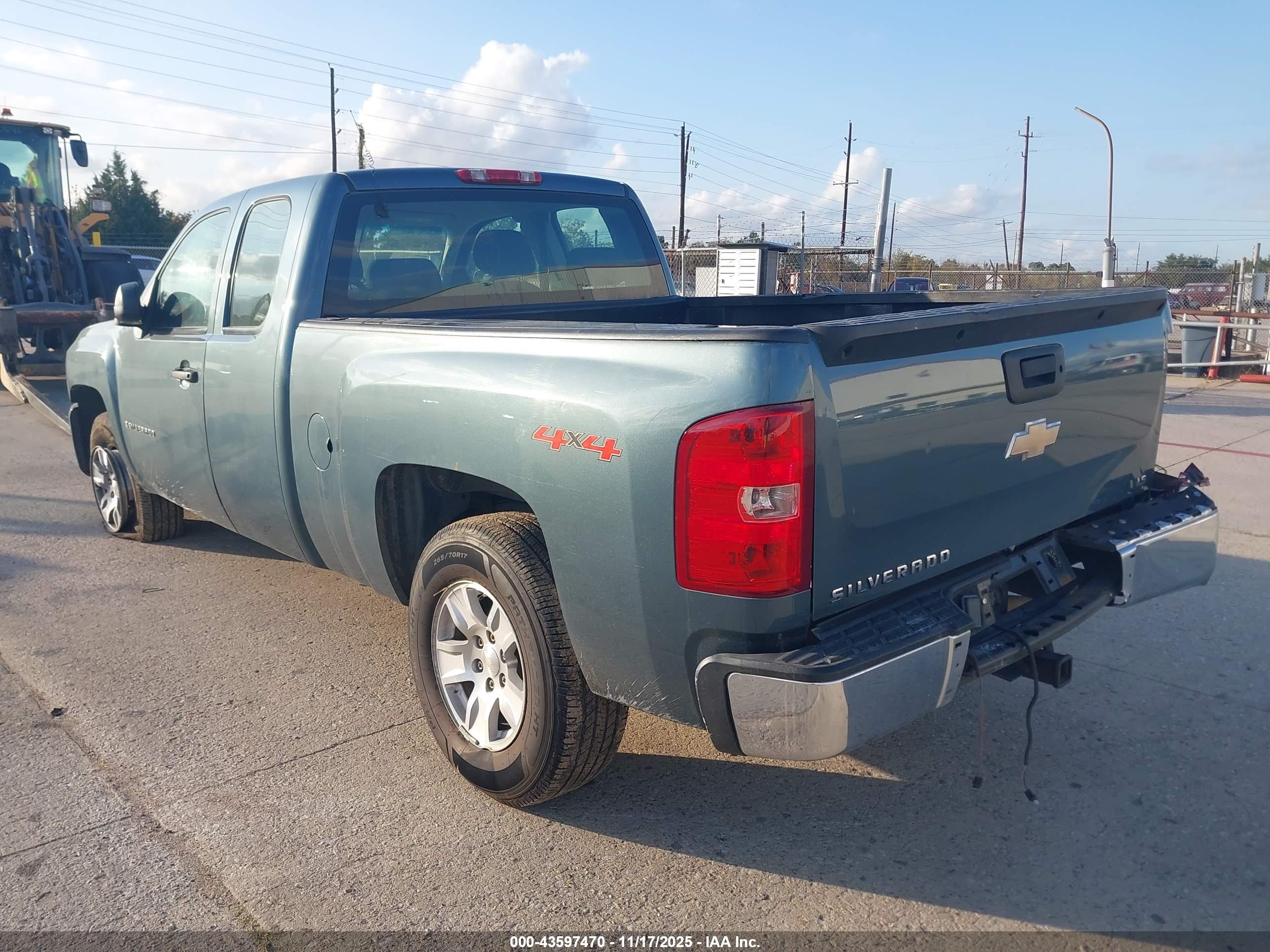 CHEVROLET SILVERADO image 3