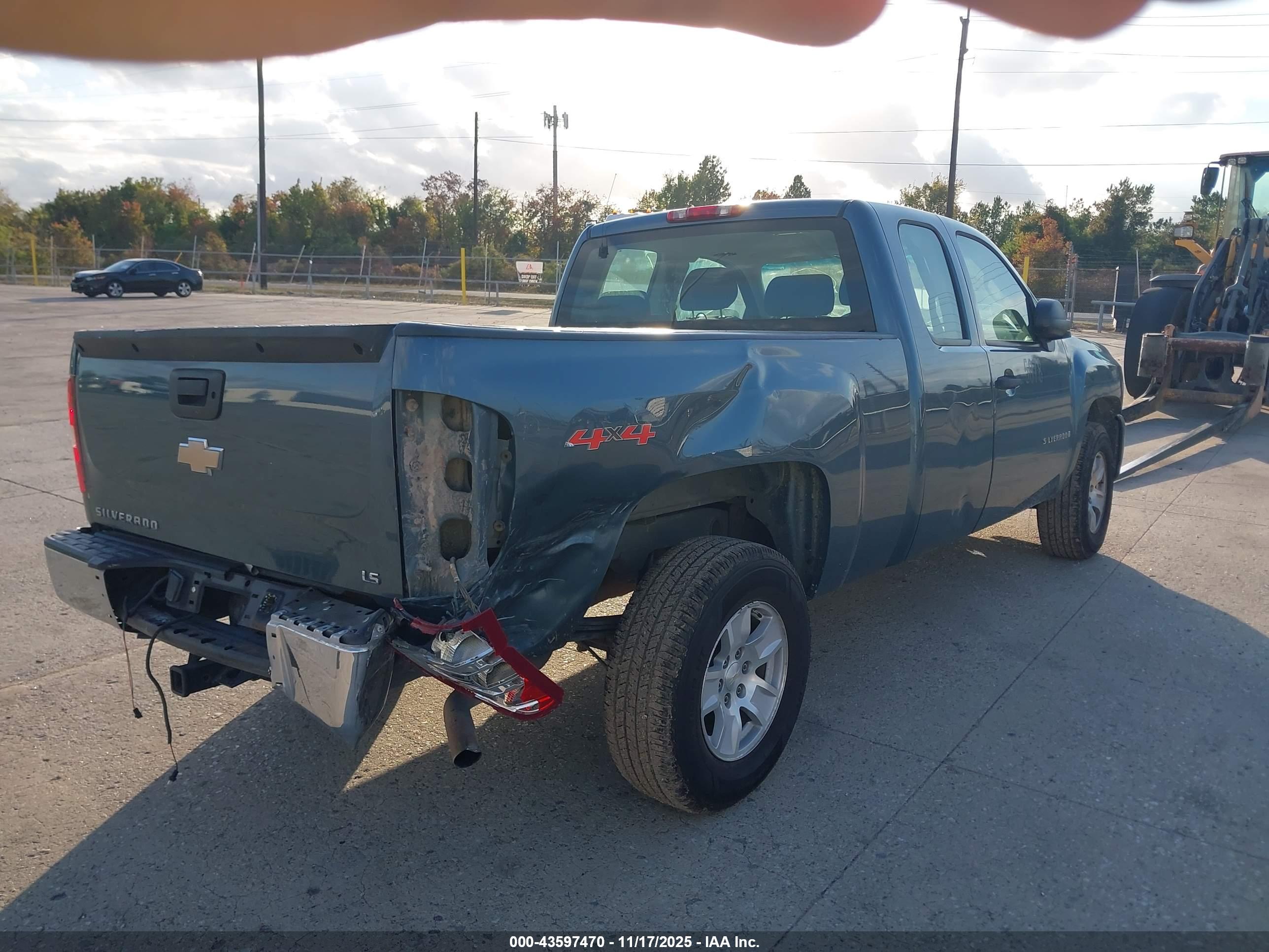 CHEVROLET SILVERADO image 4