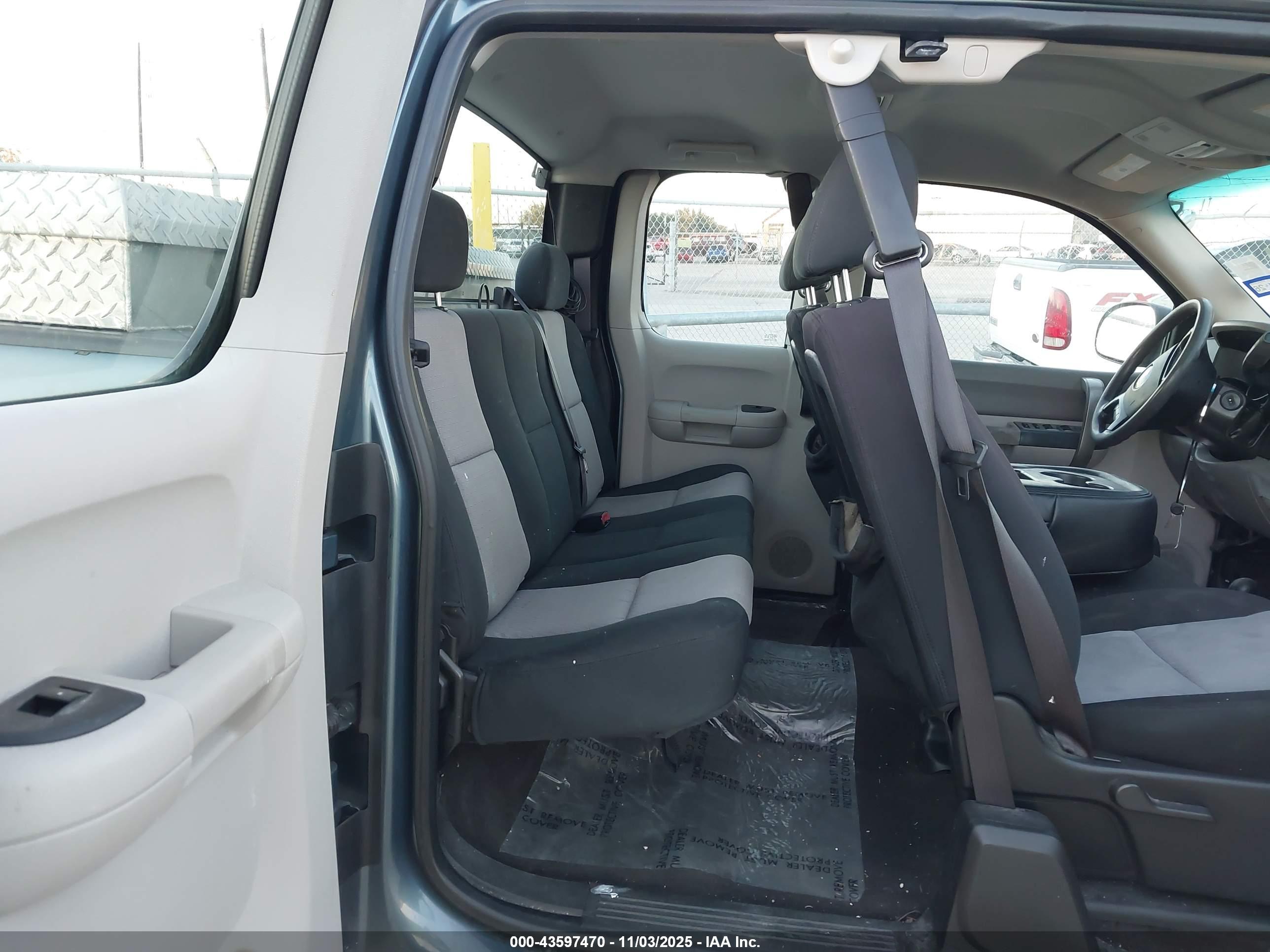 CHEVROLET SILVERADO image 8