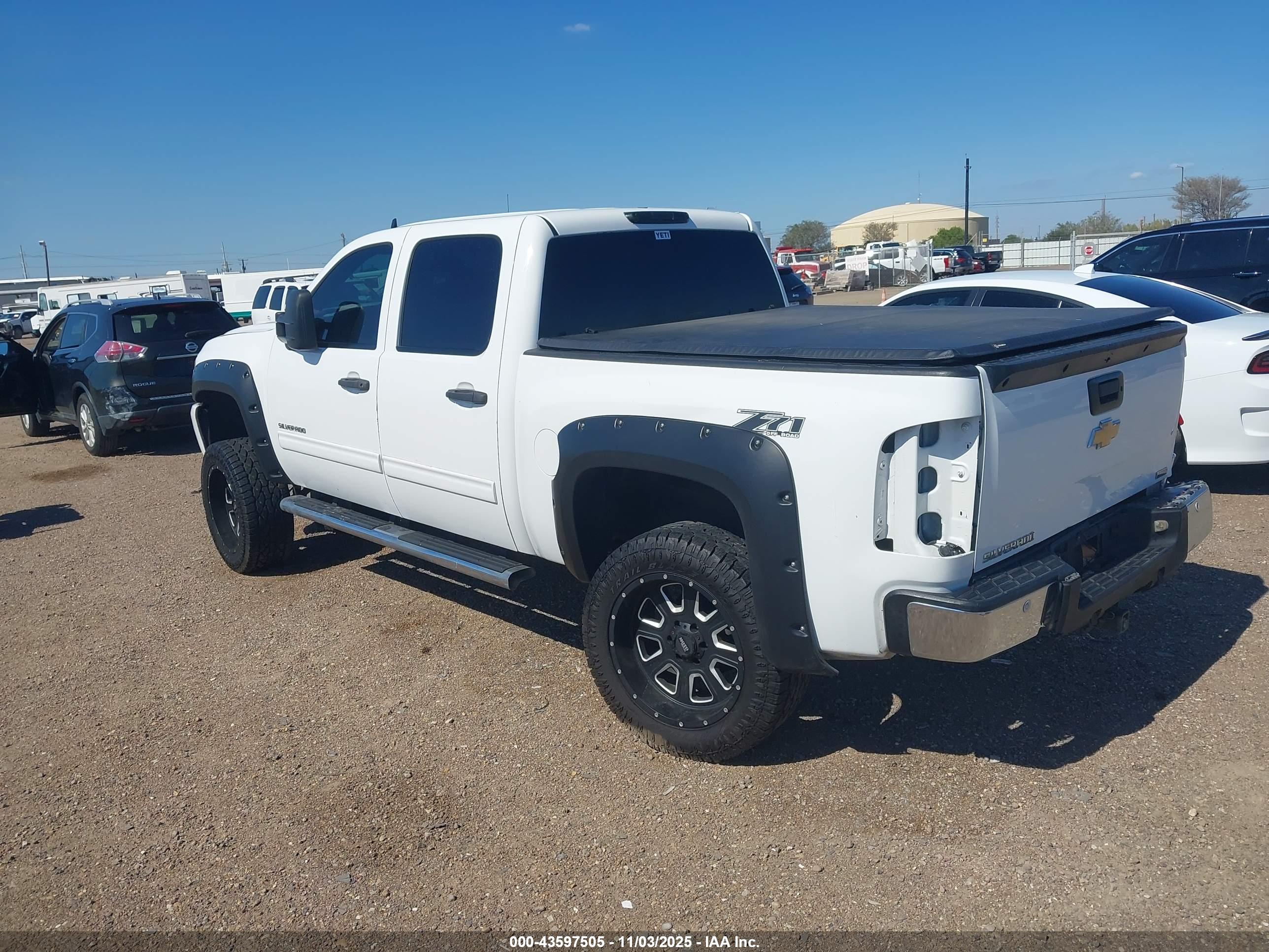CHEVROLET SILVERADO image 3