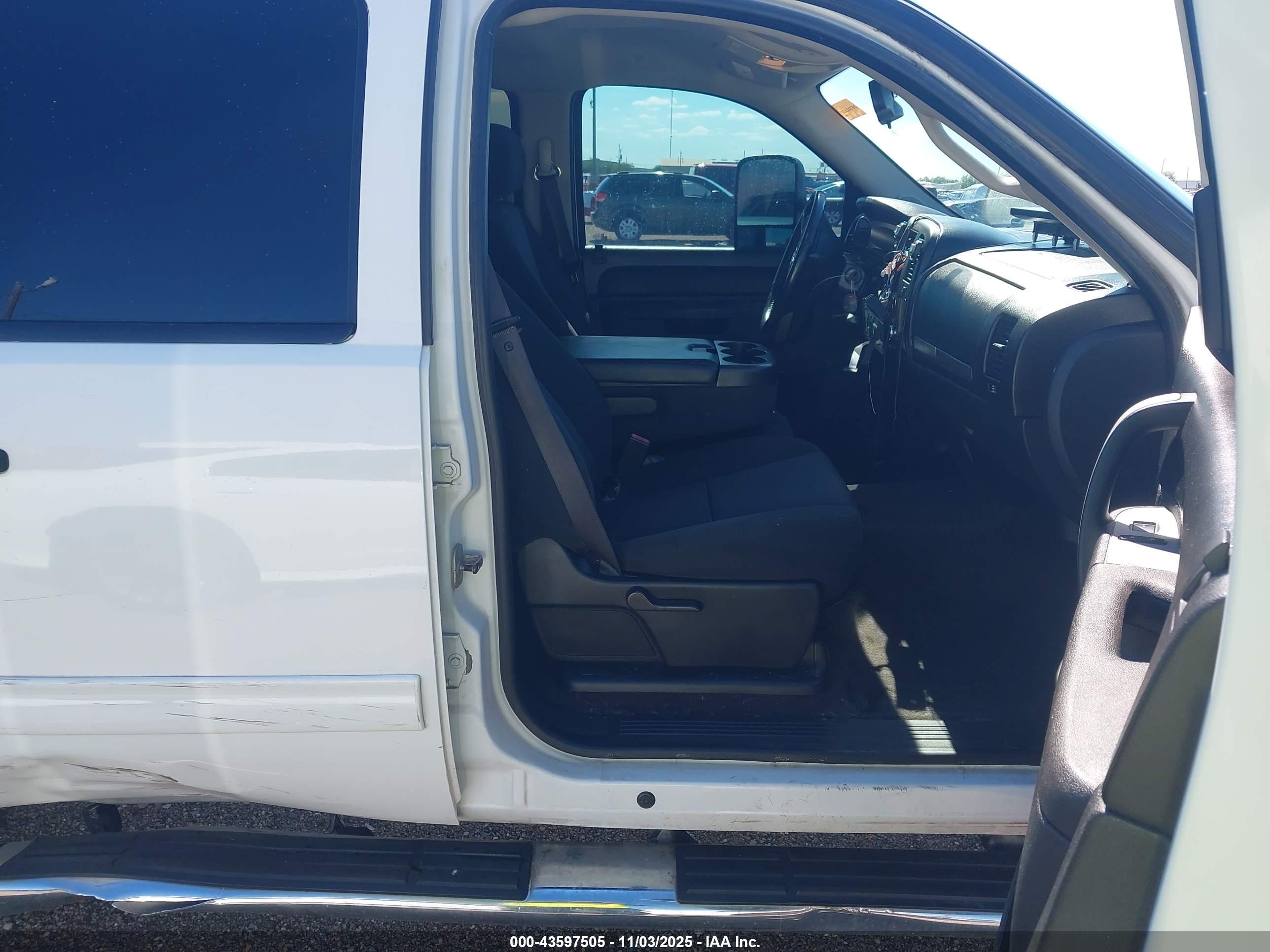 CHEVROLET SILVERADO image 5