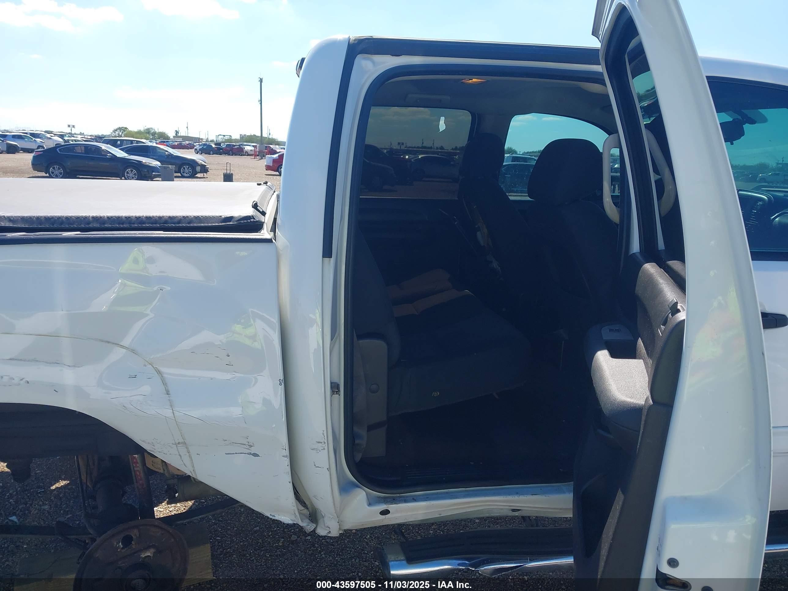 CHEVROLET SILVERADO image 8