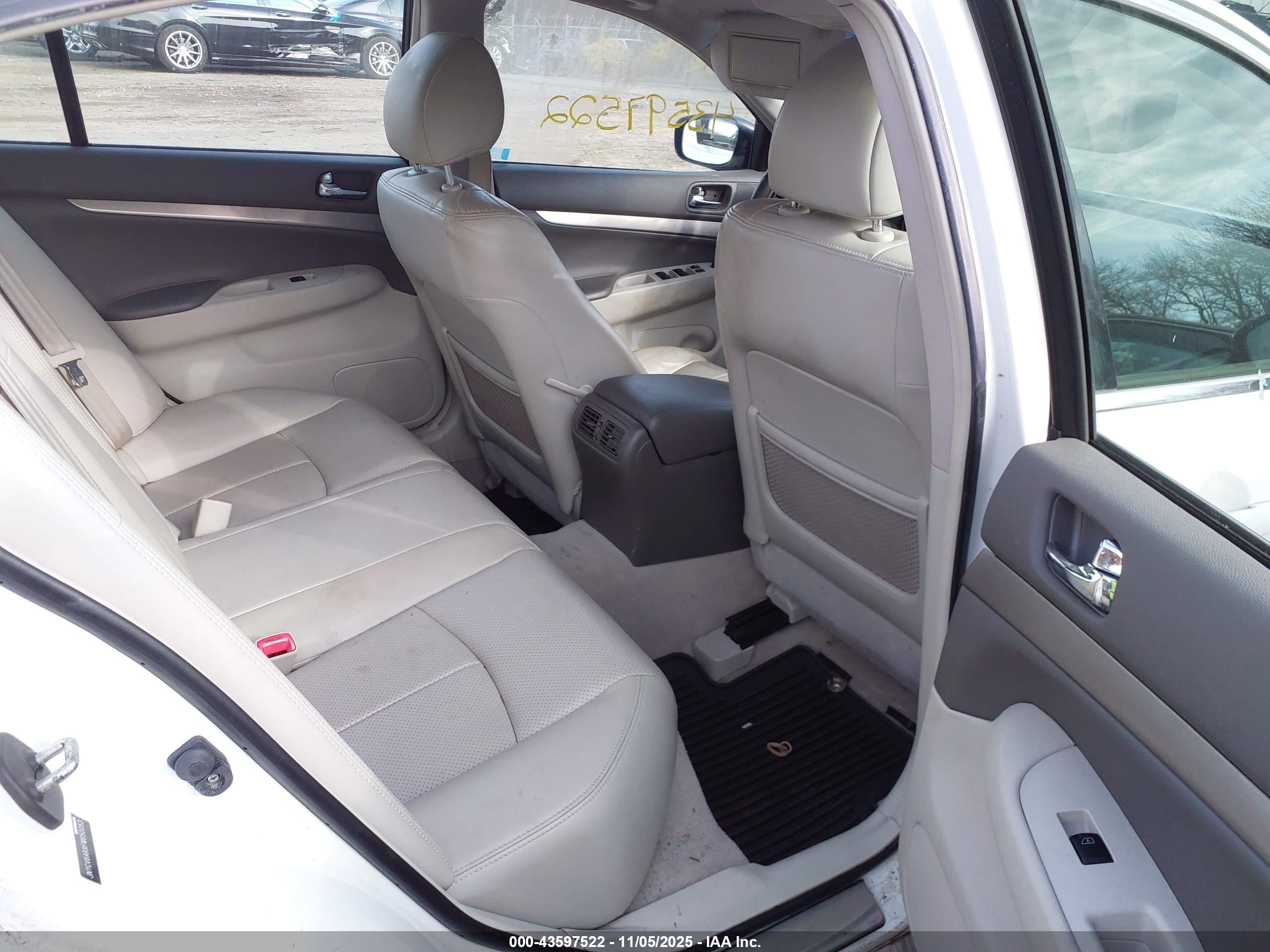 INFINITI Q40 image 8