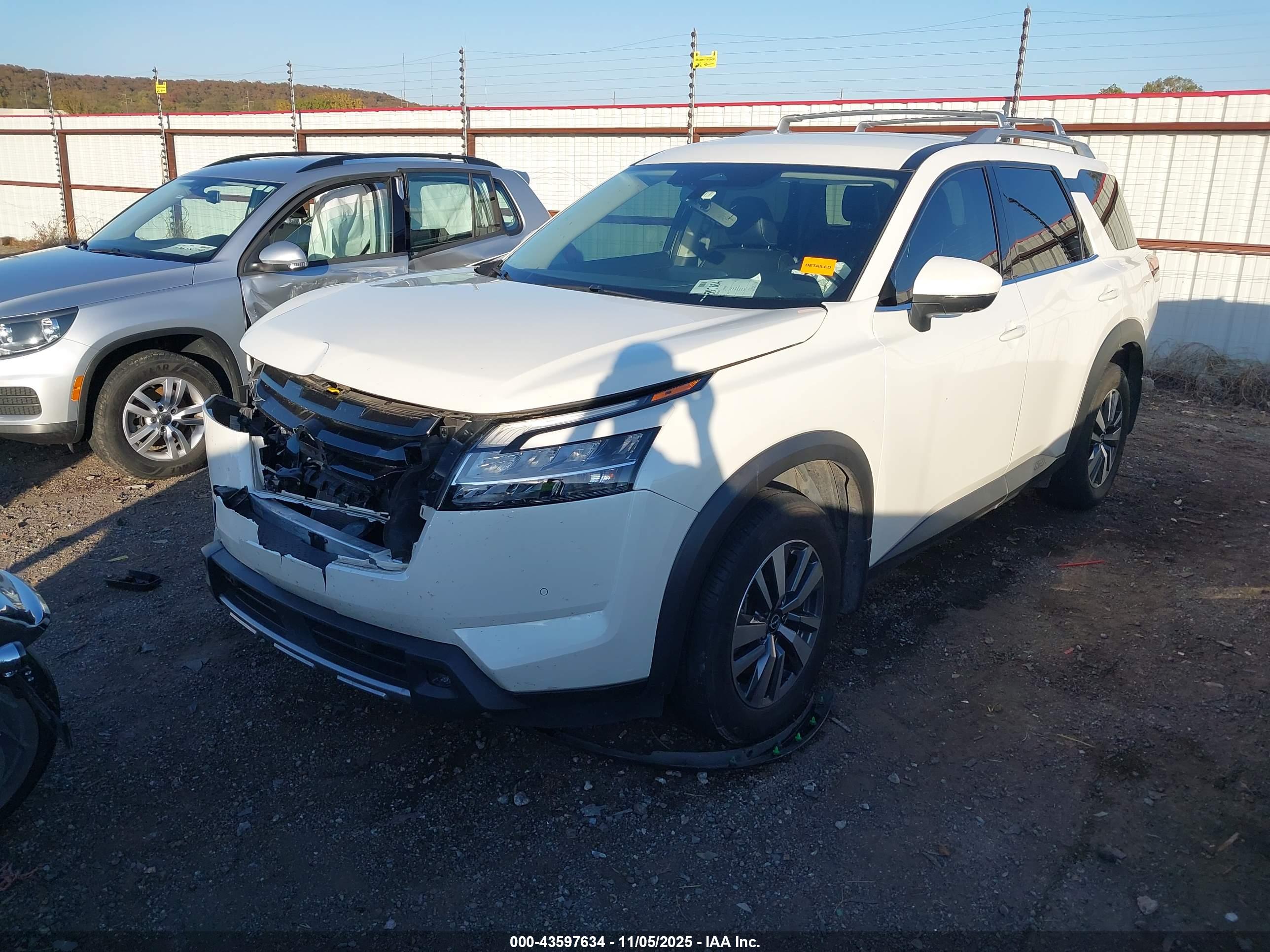 NISSAN PATHFINDER image 2