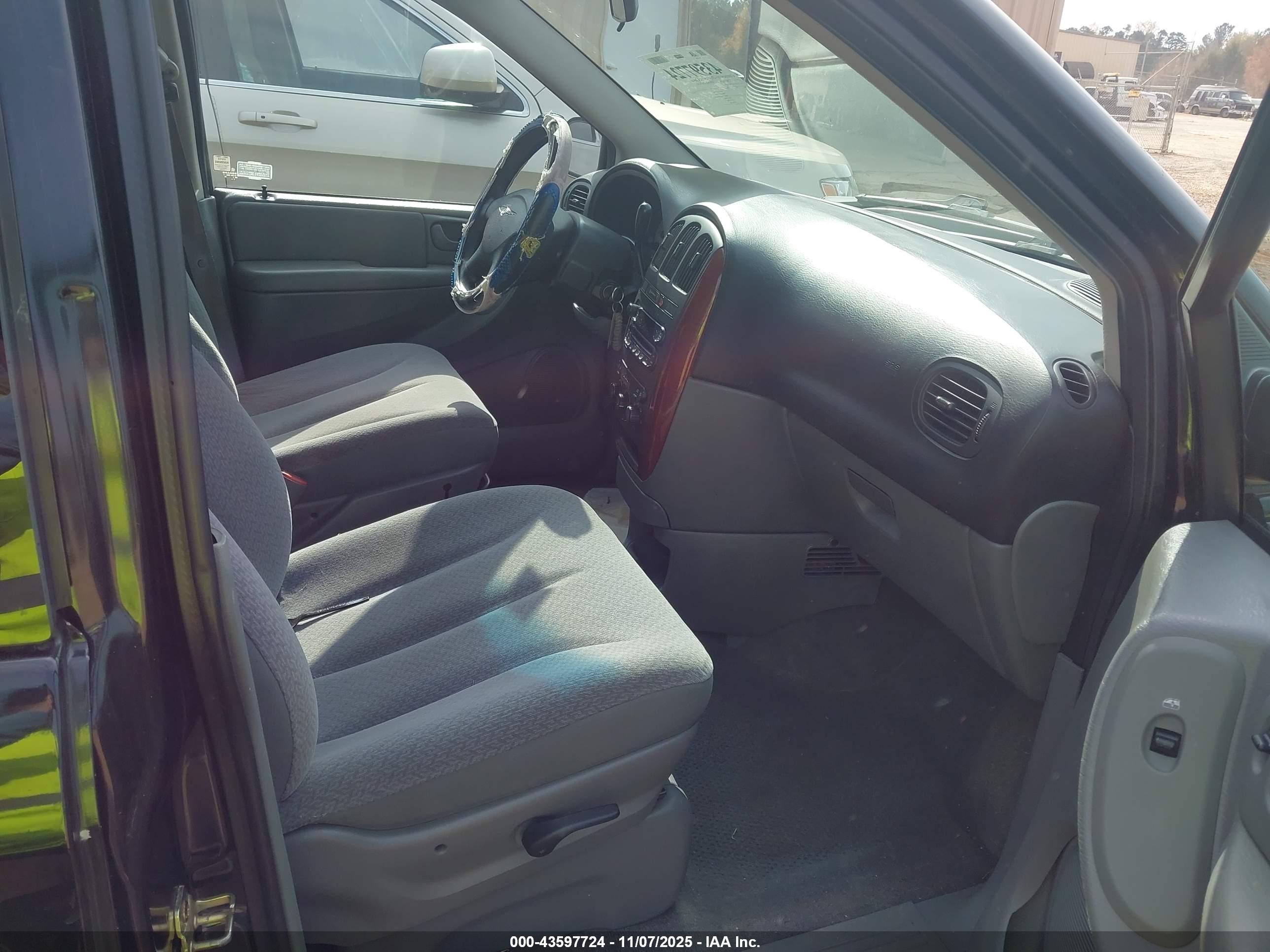 CHRYSLER TOWN image 5