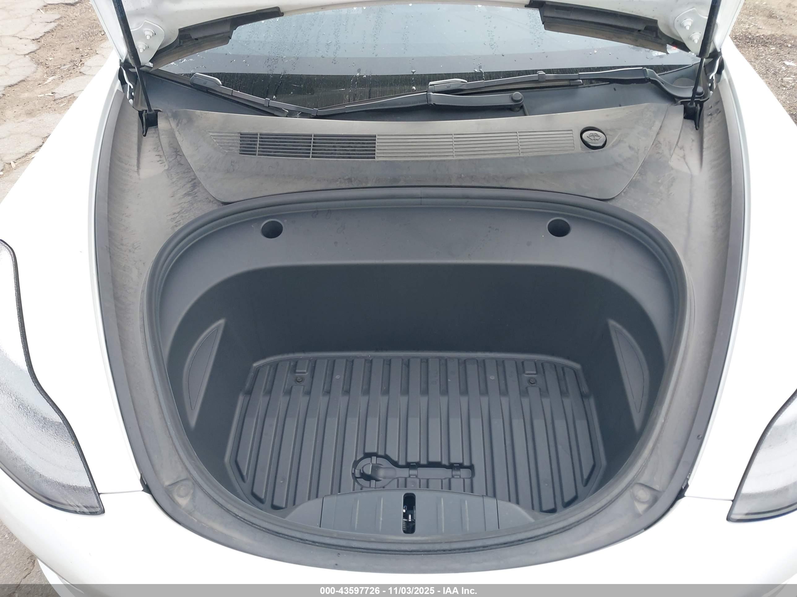 TESLA MODEL image 10