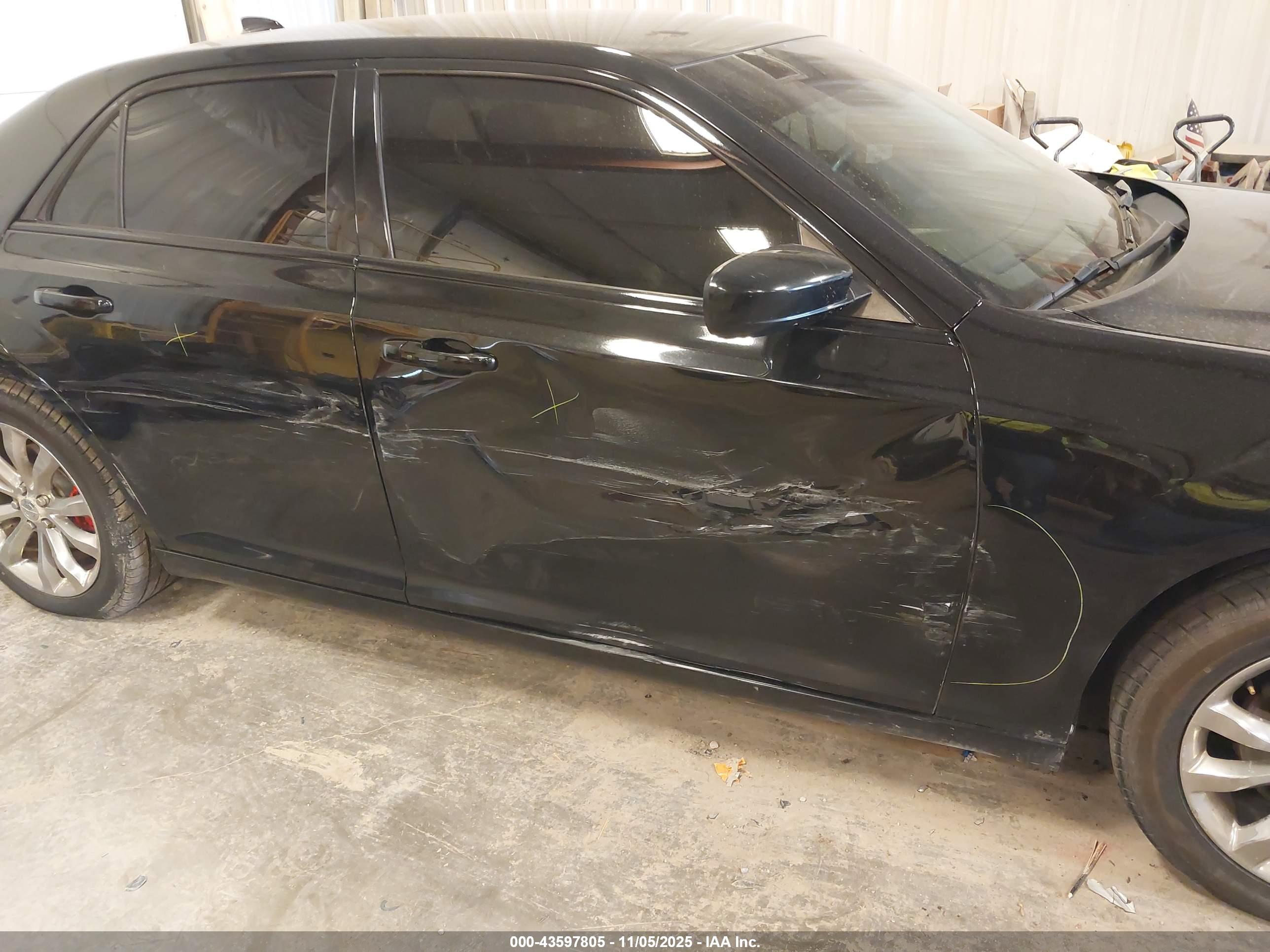CHRYSLER 300 image 6