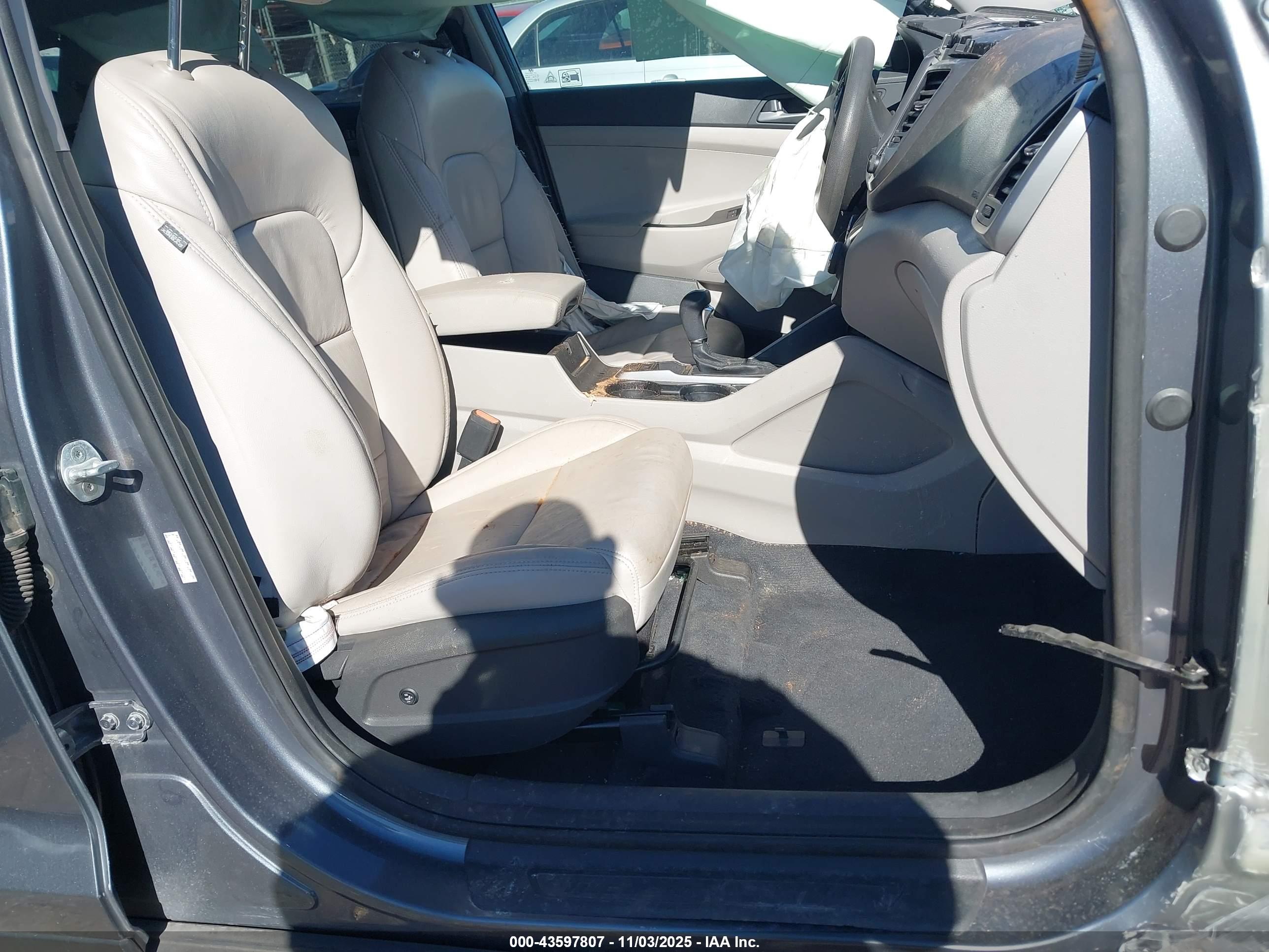 HYUNDAI TUCSON image 5