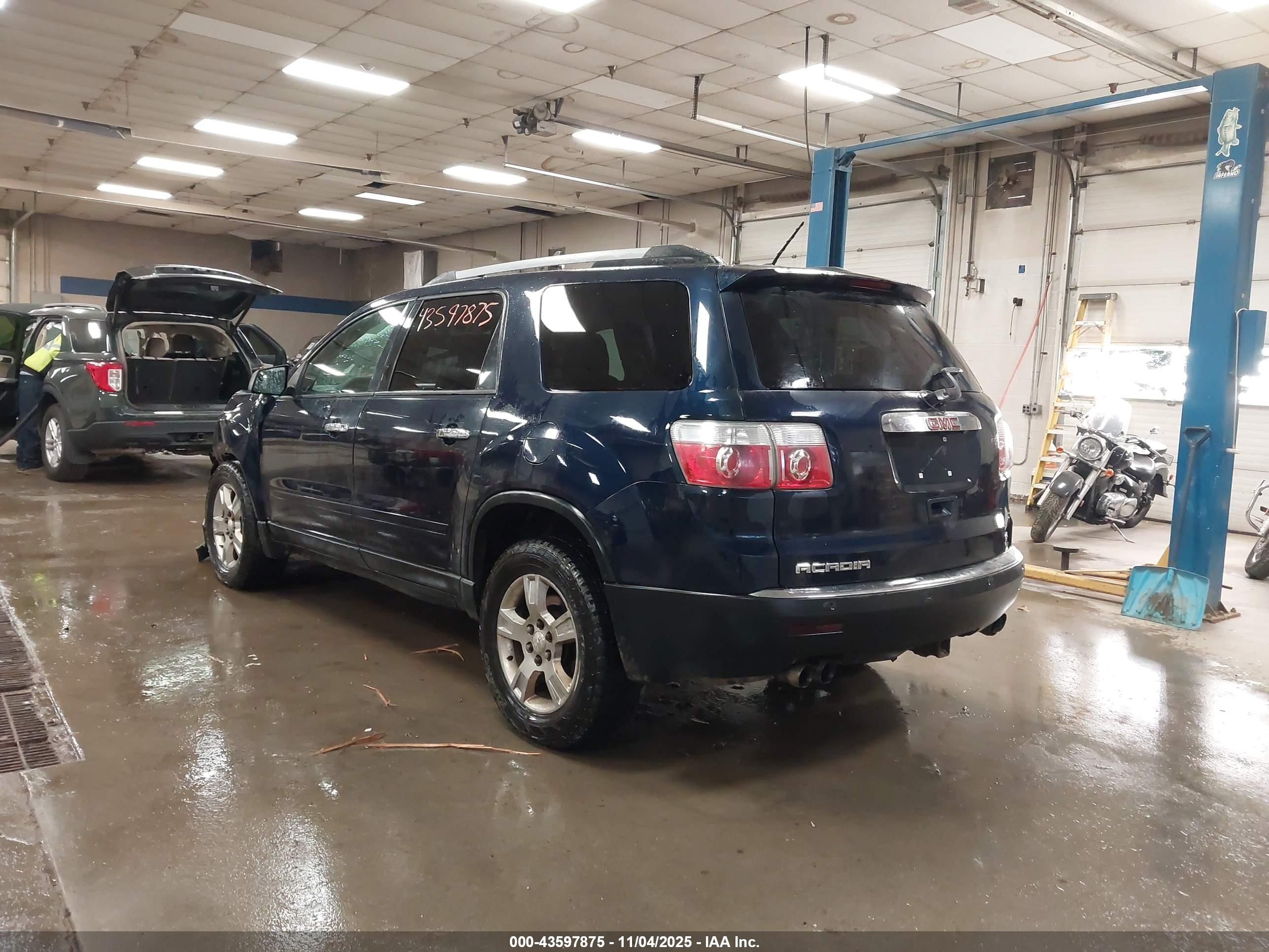 GMC ACADIA image 3