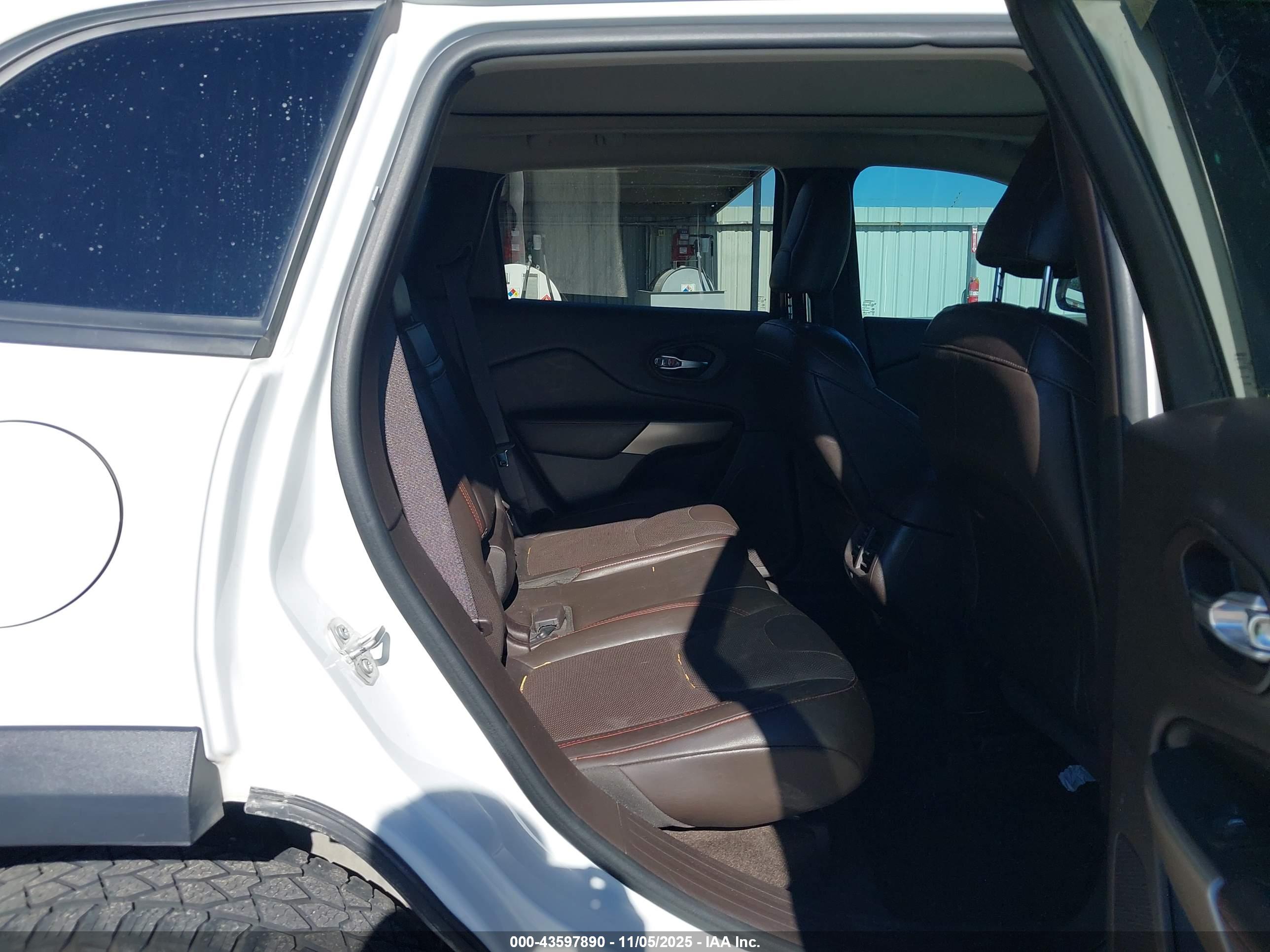 JEEP CHEROKEE image 8