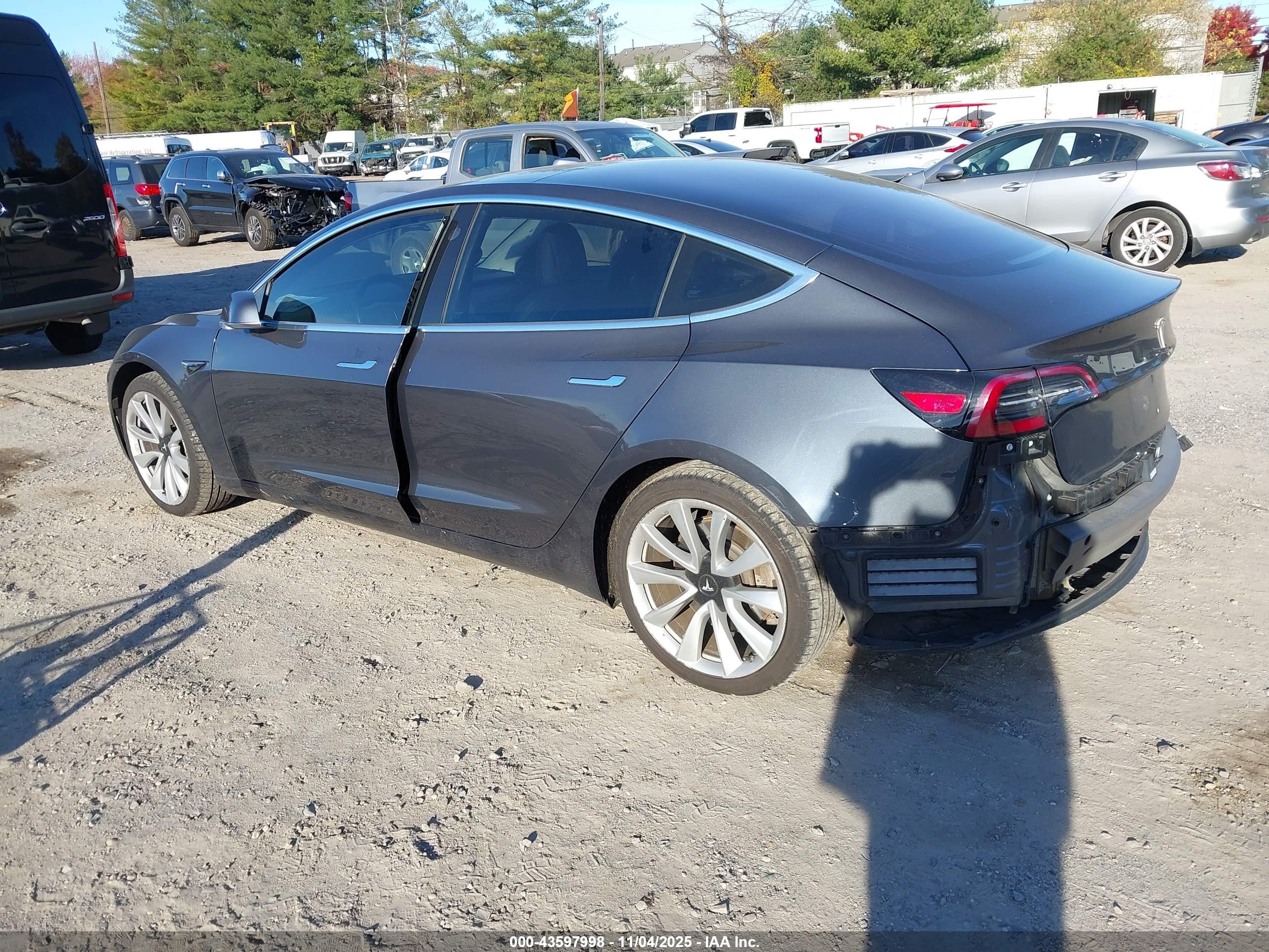 TESLA MODEL image 3