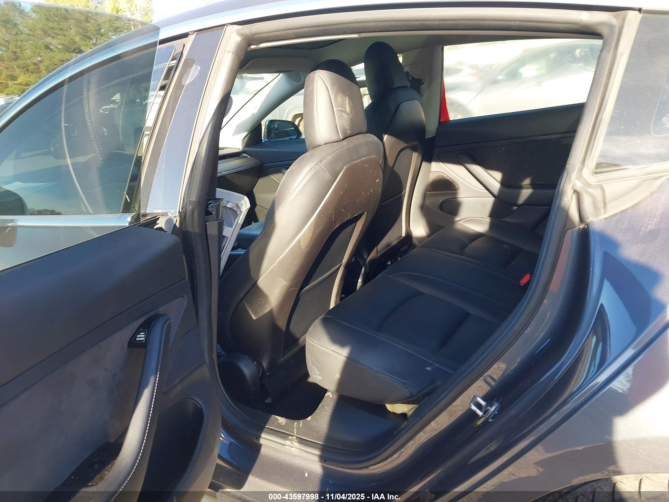 TESLA MODEL image 8