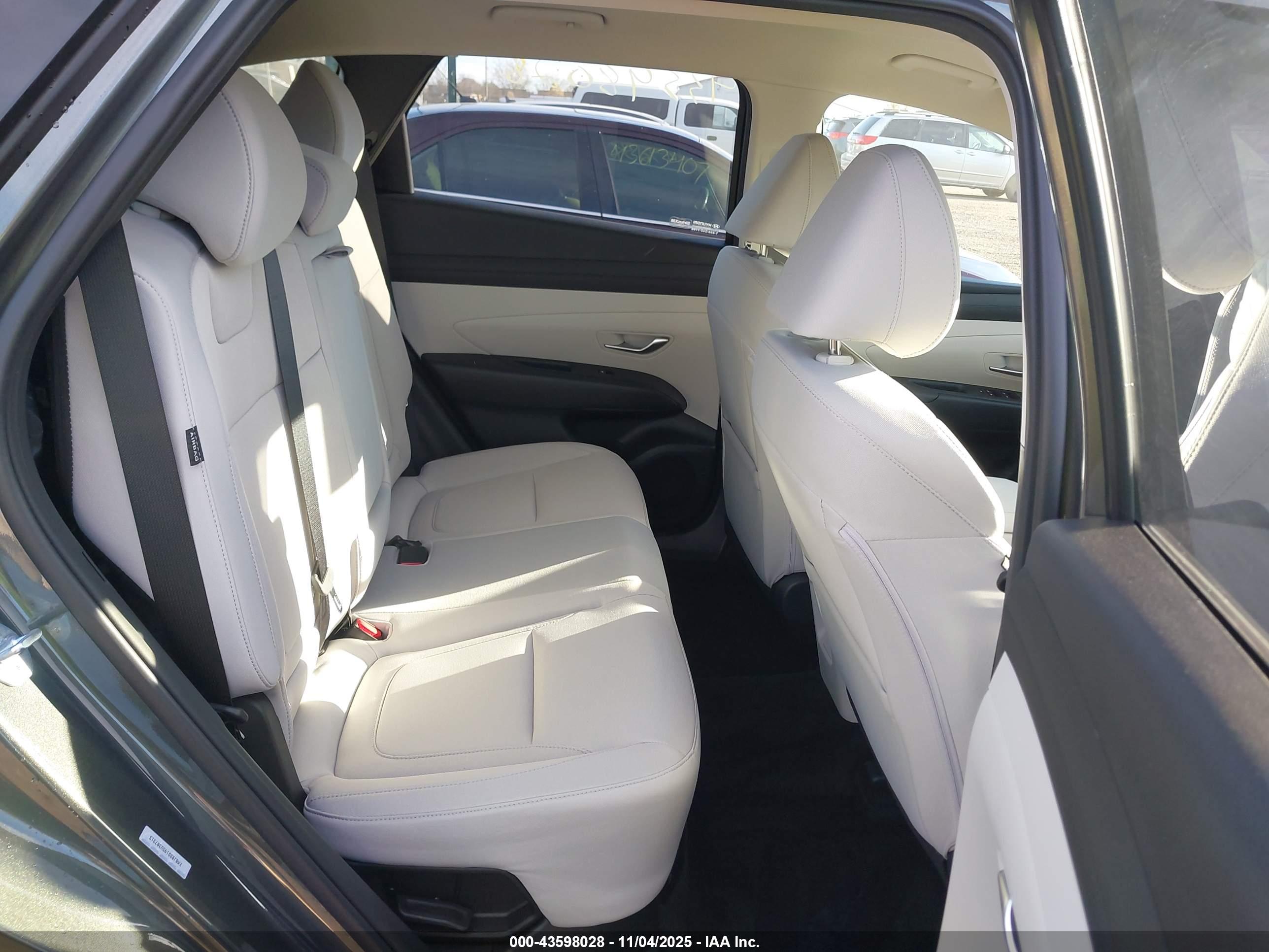 HYUNDAI TUCSON image 8