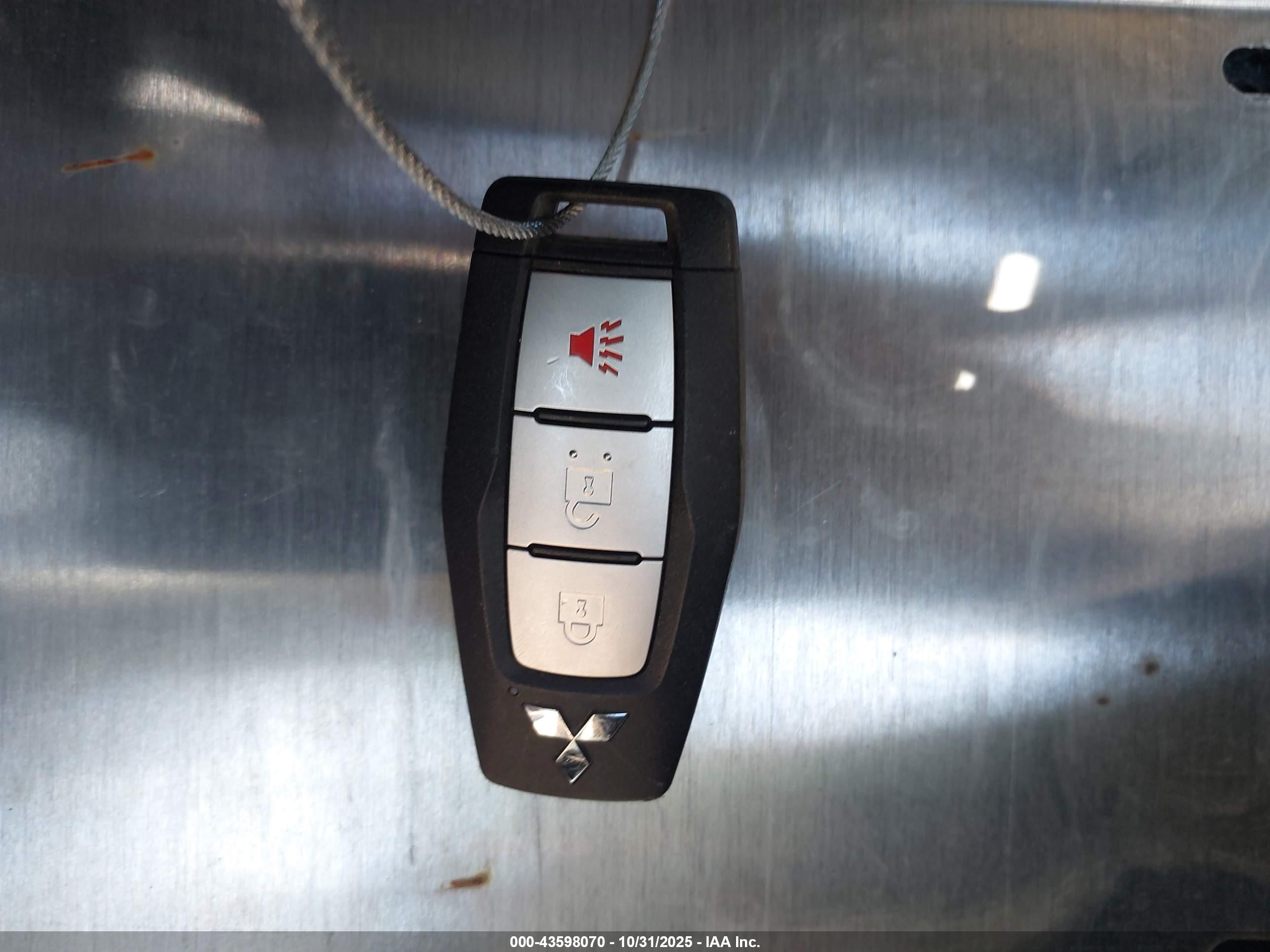 MITSUBISHI OUTLANDER image 11