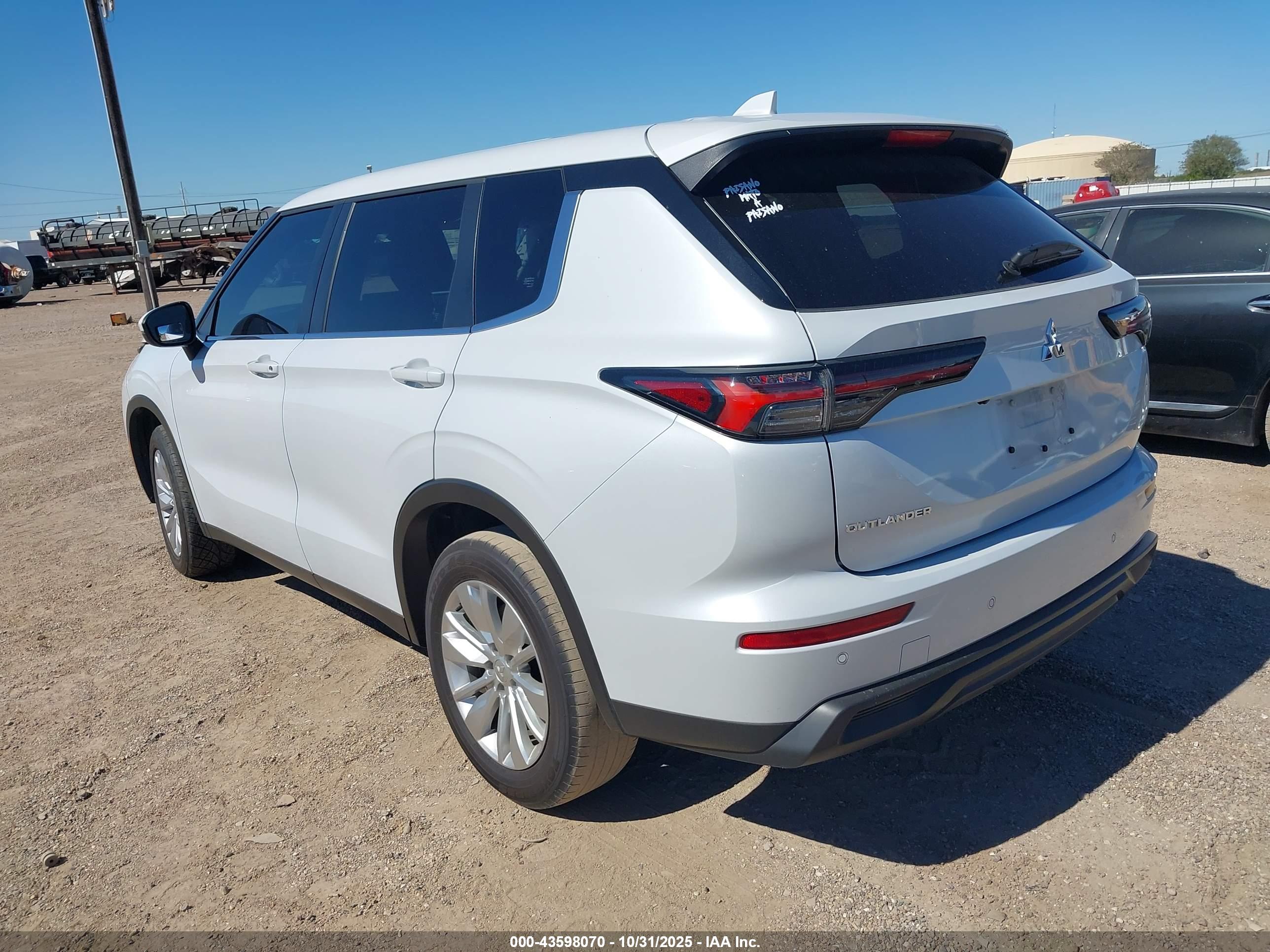MITSUBISHI OUTLANDER image 3