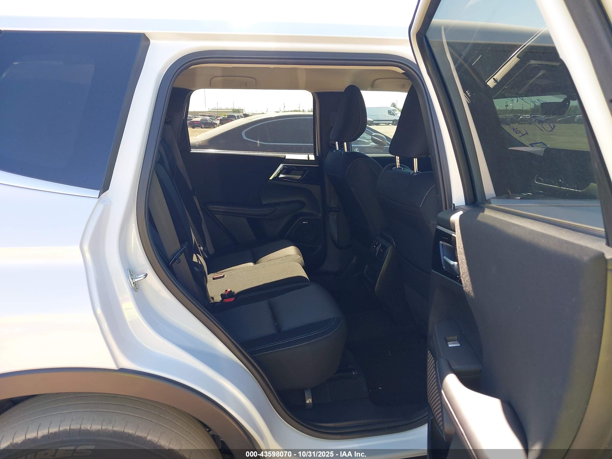 MITSUBISHI OUTLANDER image 8
