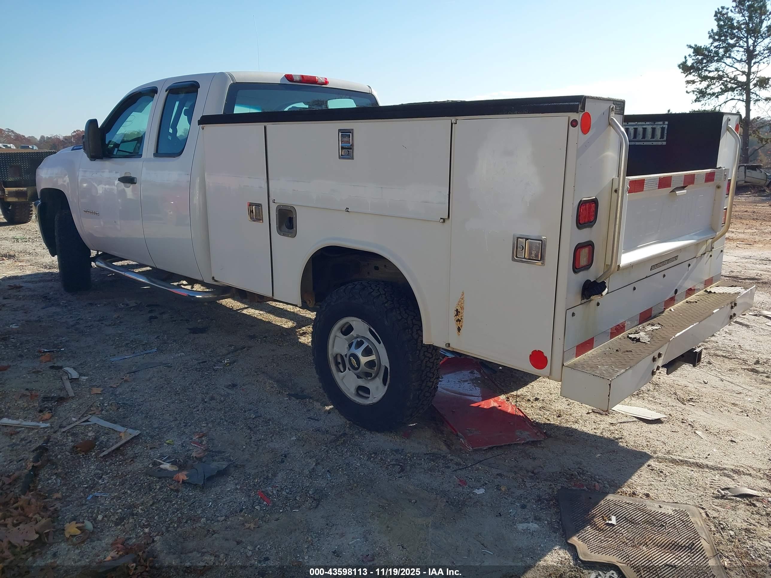 CHEVROLET SILVERADO image 3