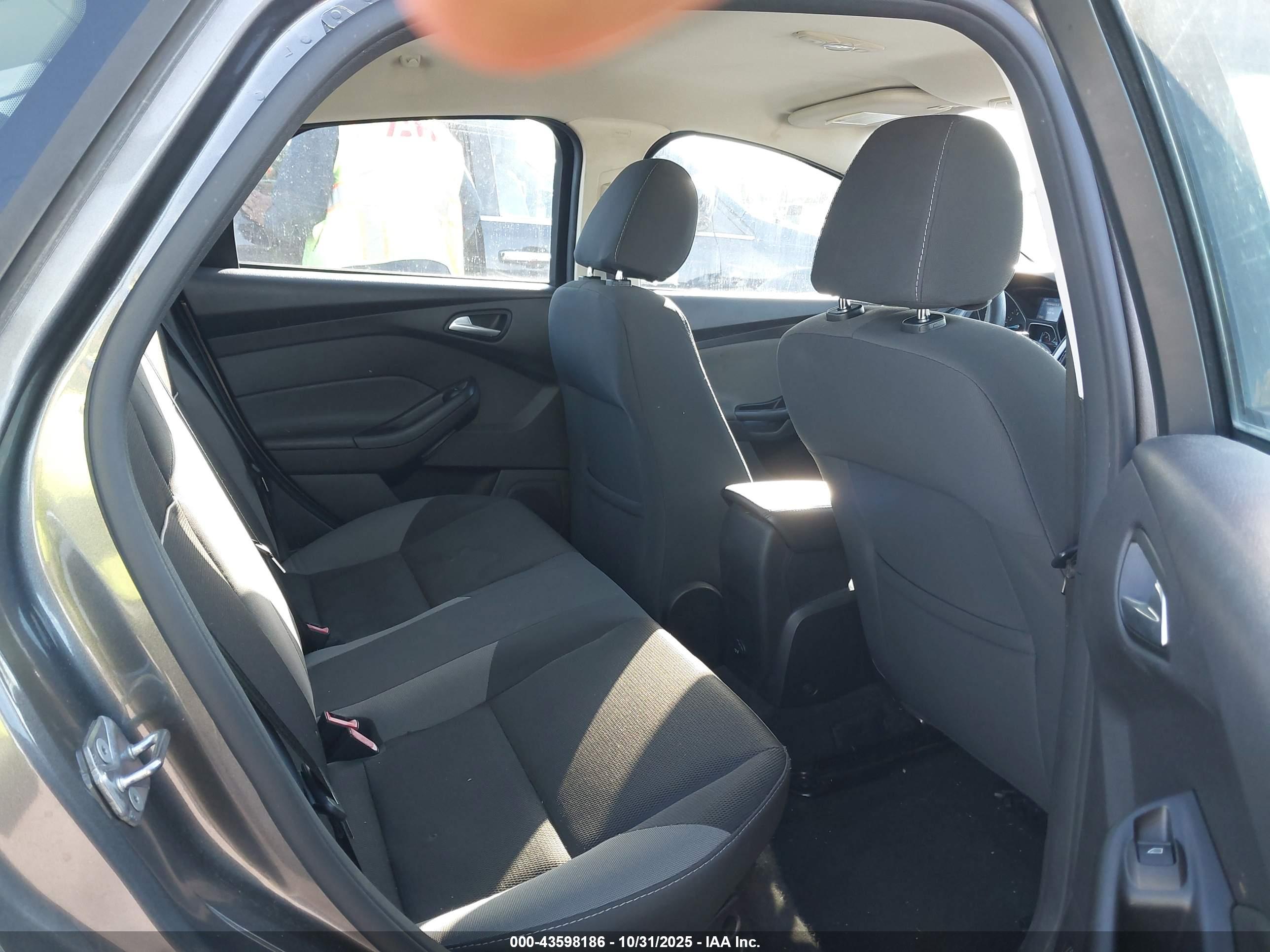 FORD FOCUS image 8