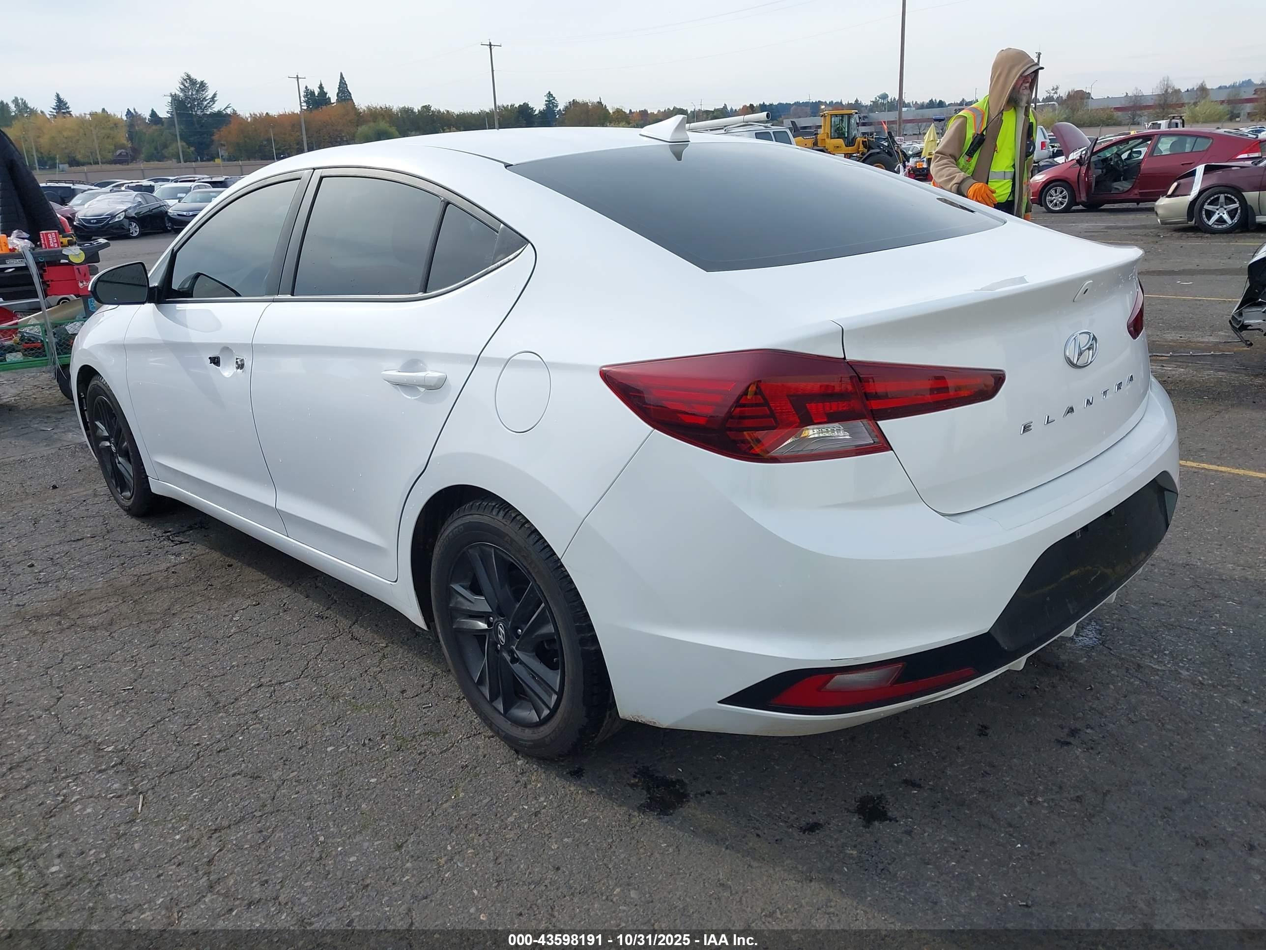 HYUNDAI ELANTRA image 3