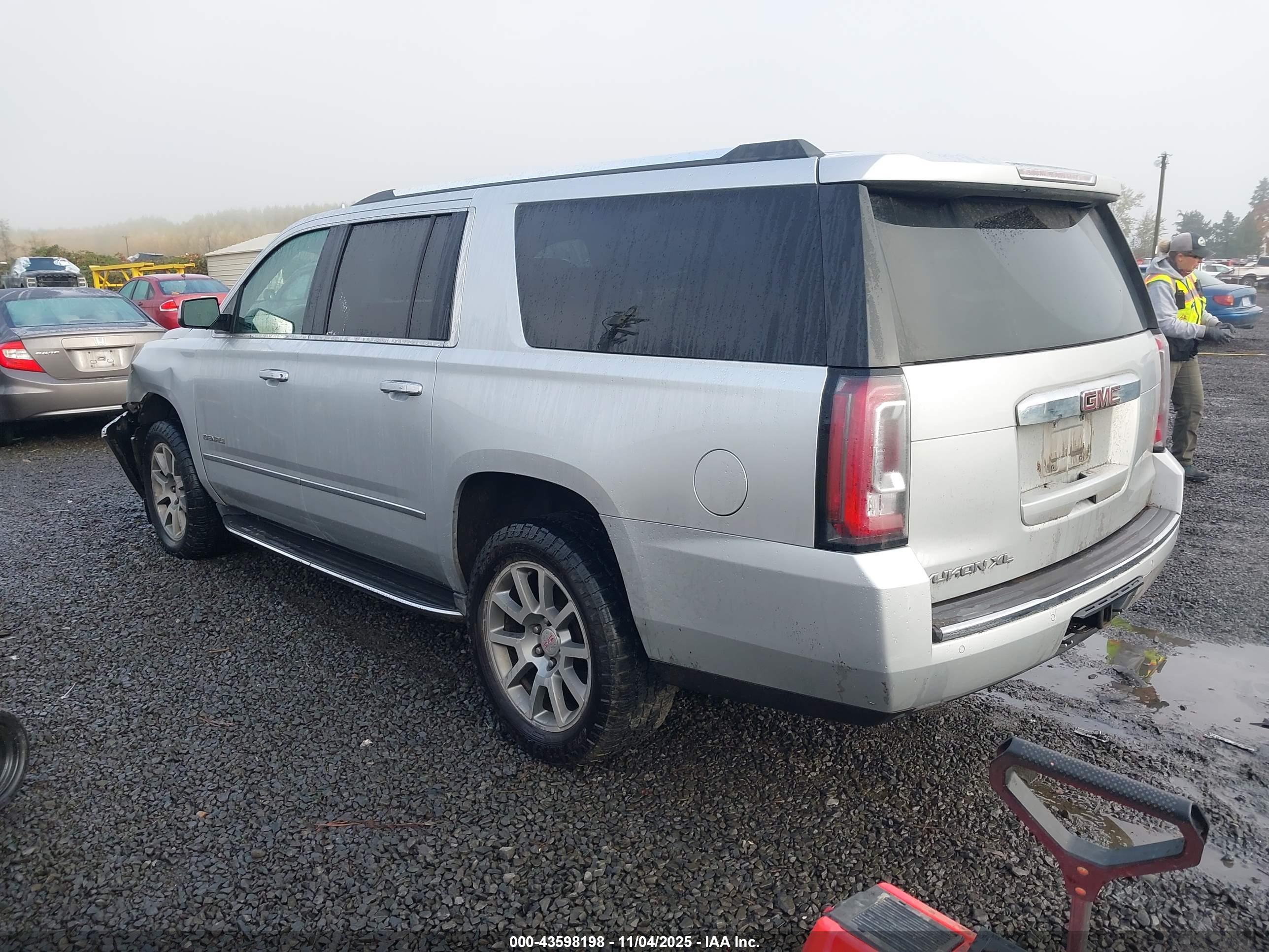 GMC YUKON image 3
