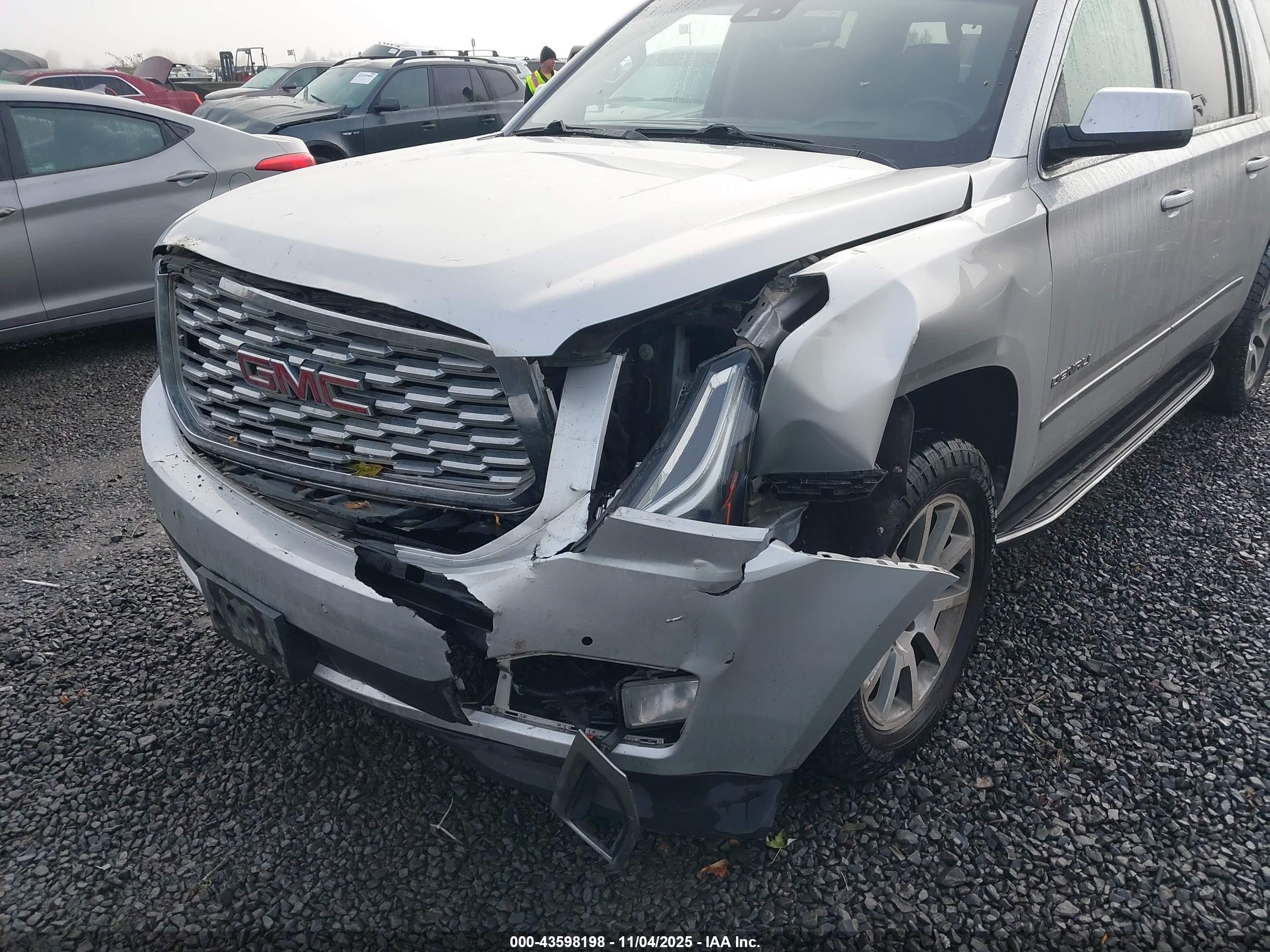 GMC YUKON image 6