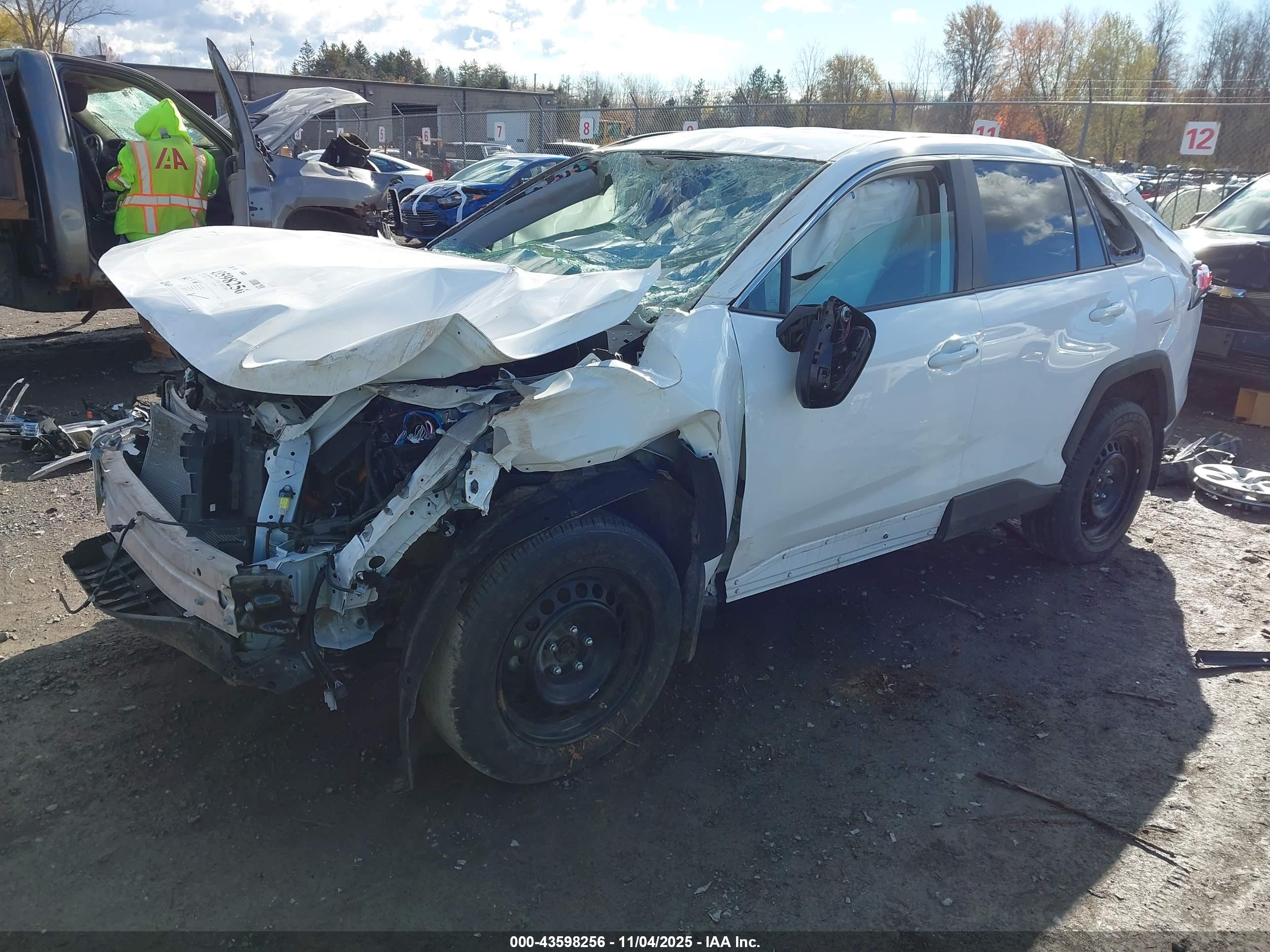 TOYOTA RAV4 image 2