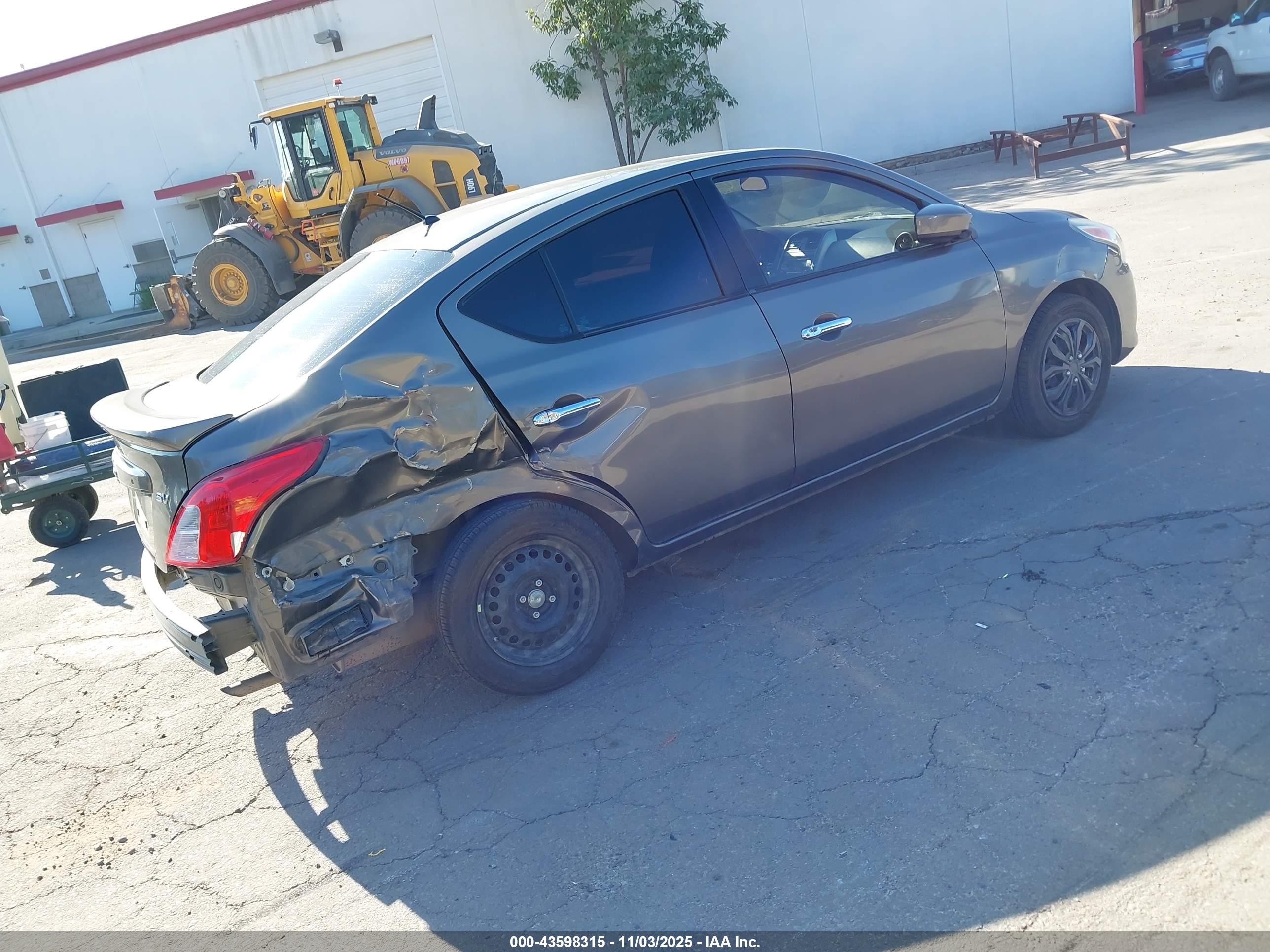 NISSAN VERSA image 4