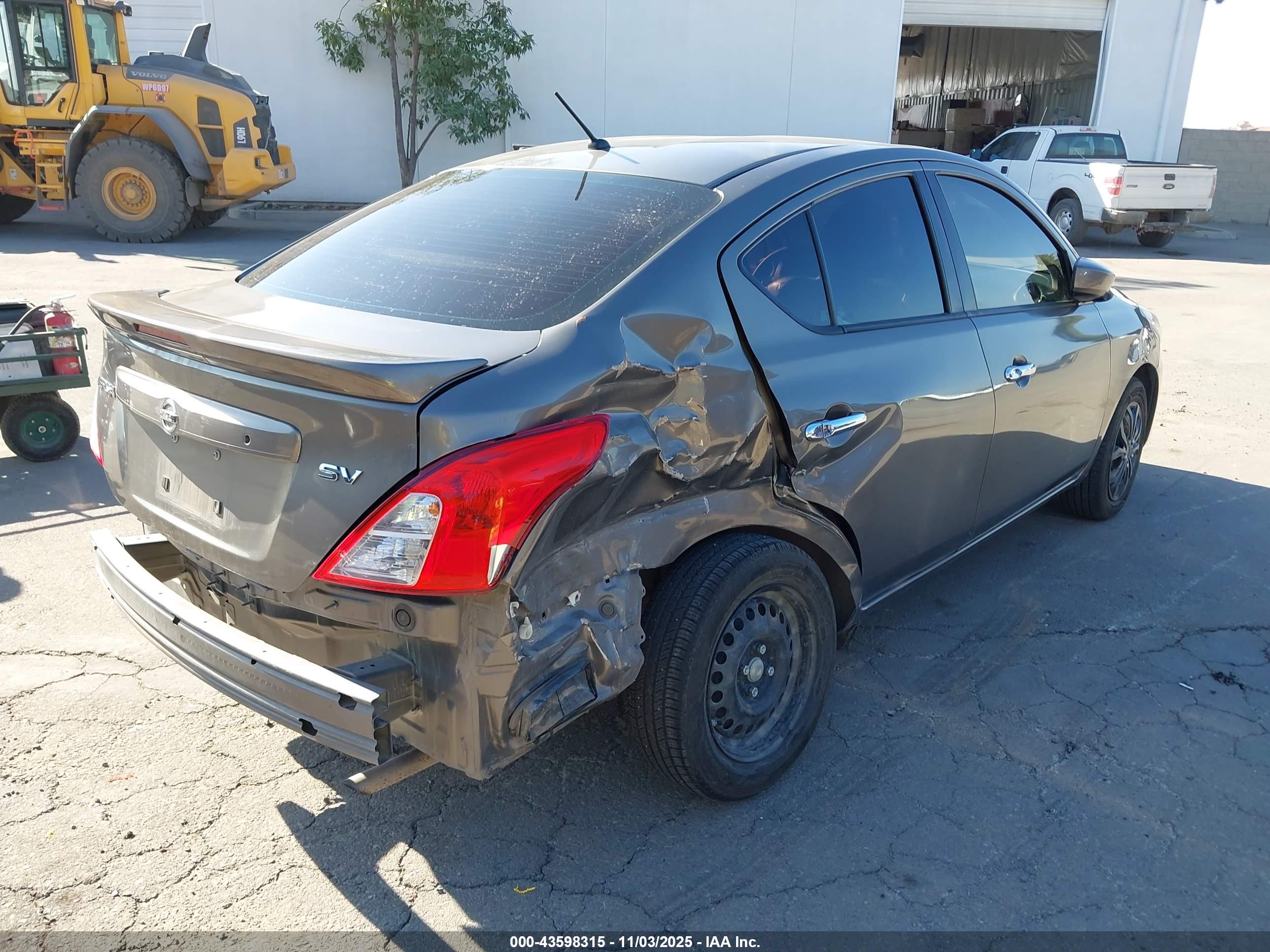 NISSAN VERSA image 6