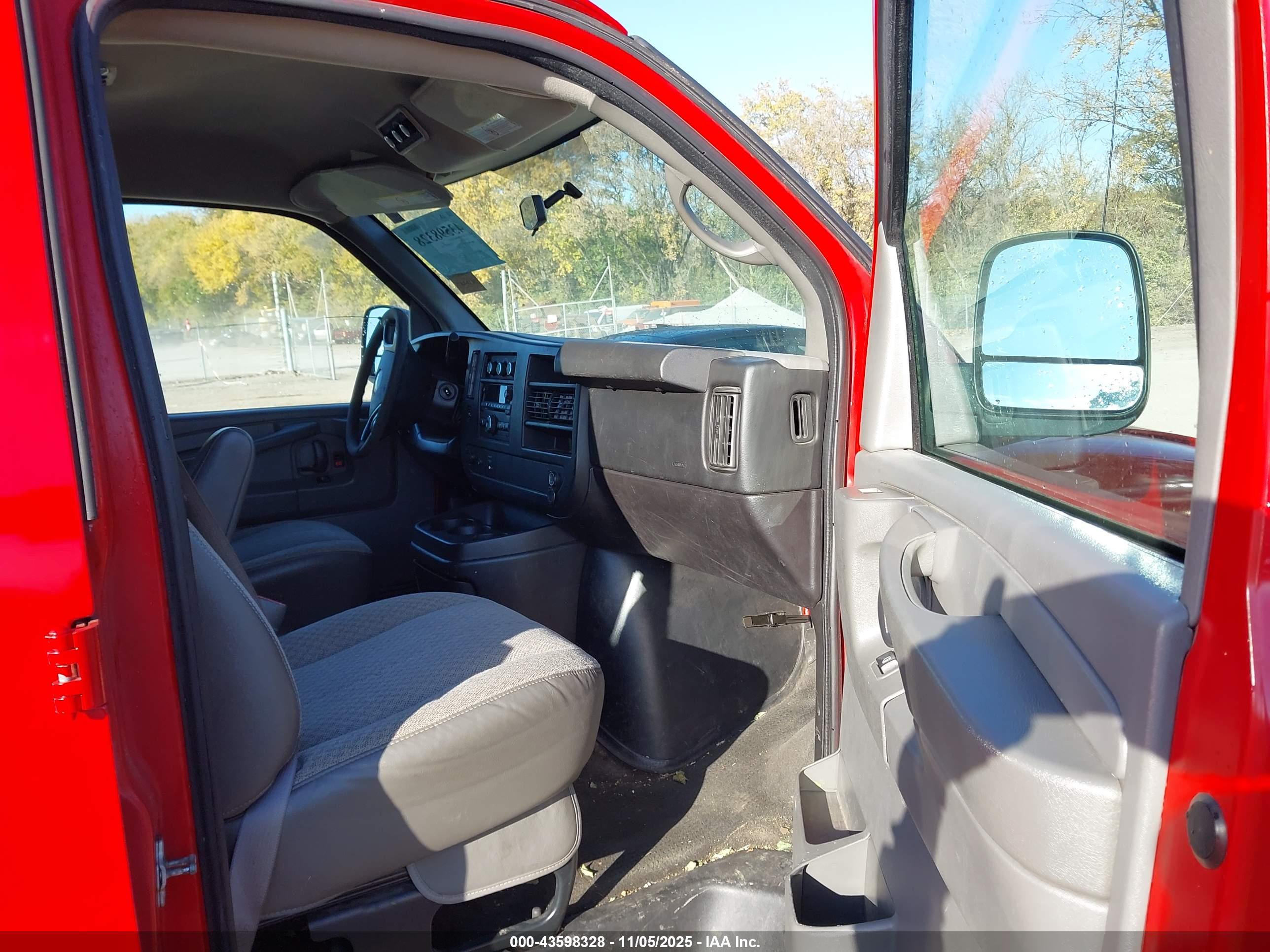 CHEVROLET EXPRESS image 5