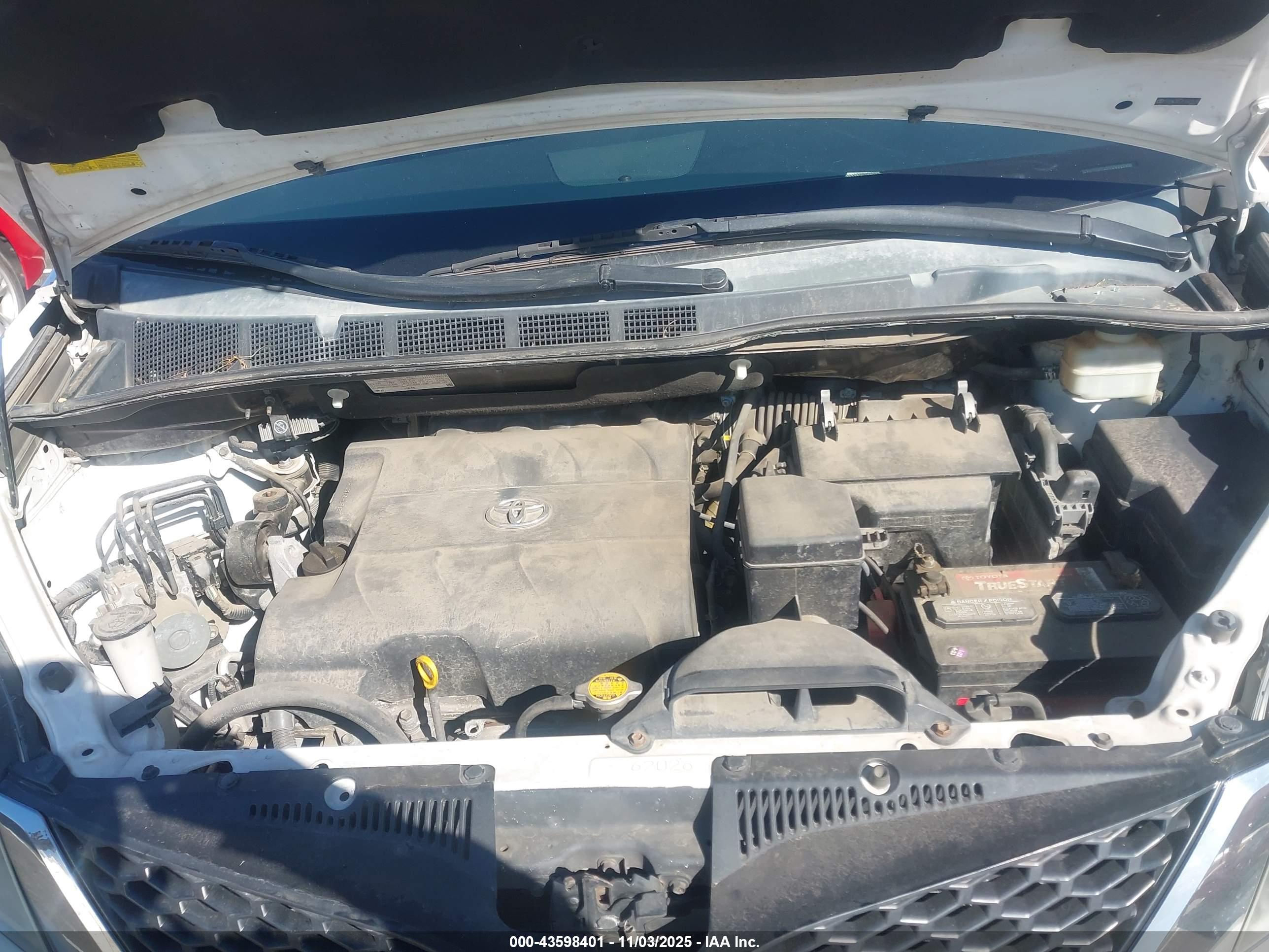 TOYOTA SIENNA image 10