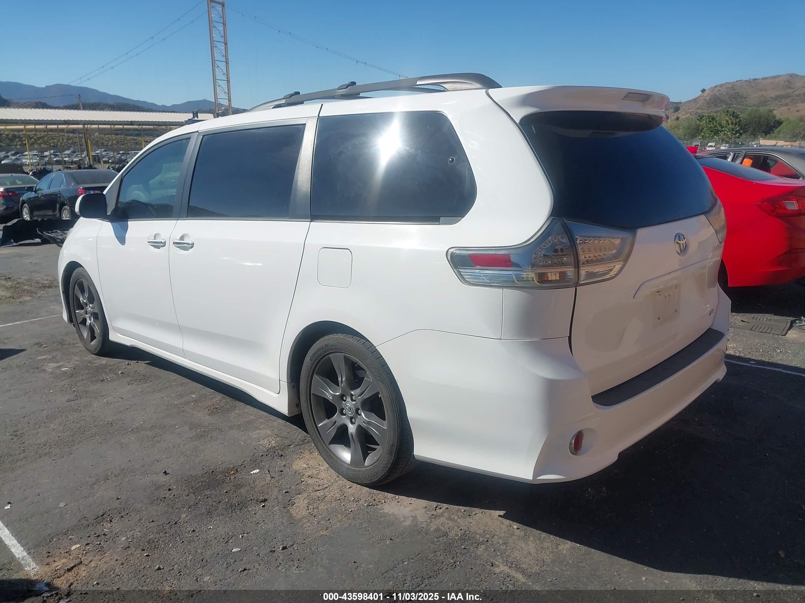 TOYOTA SIENNA image 3