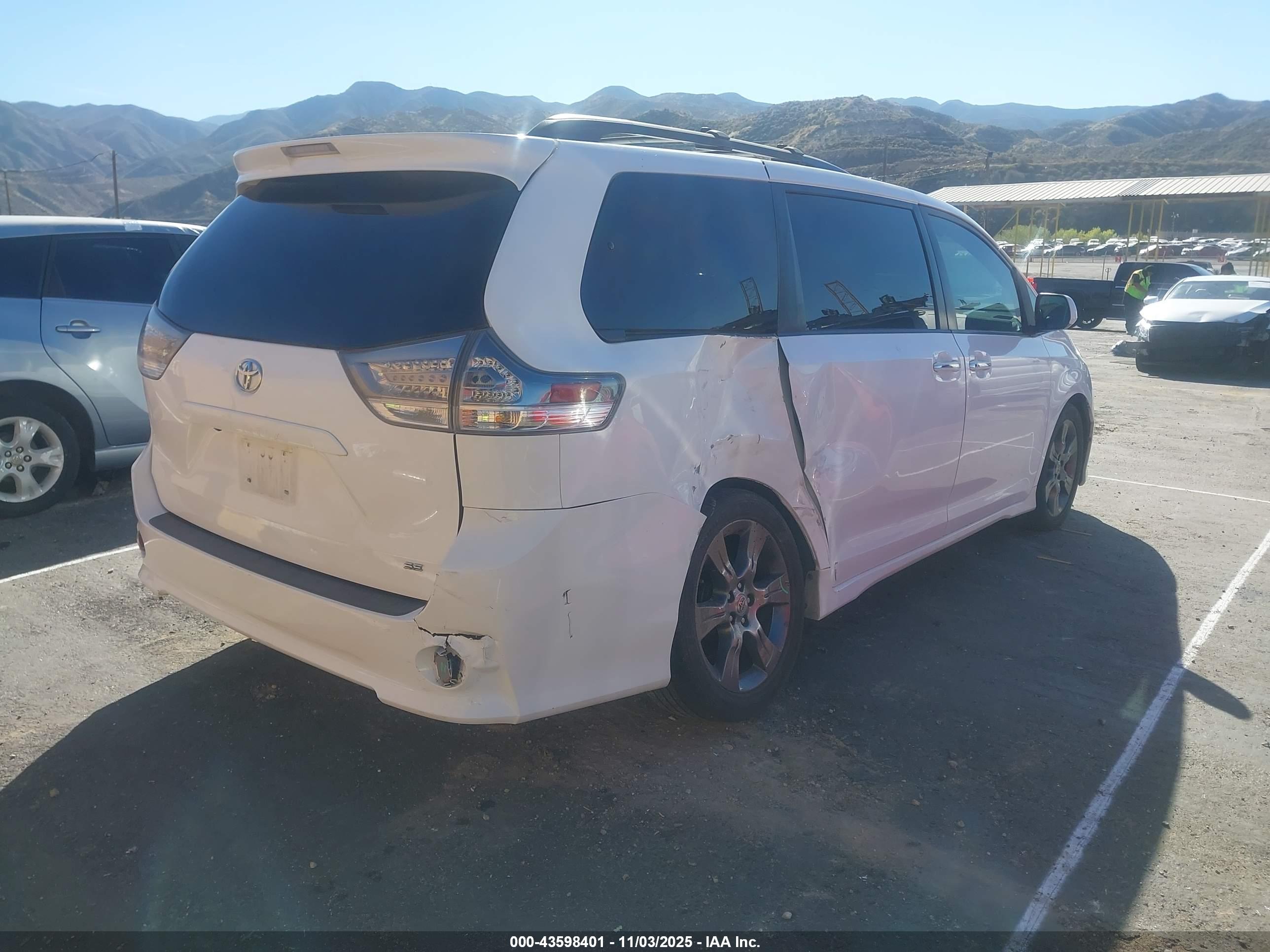 TOYOTA SIENNA image 4