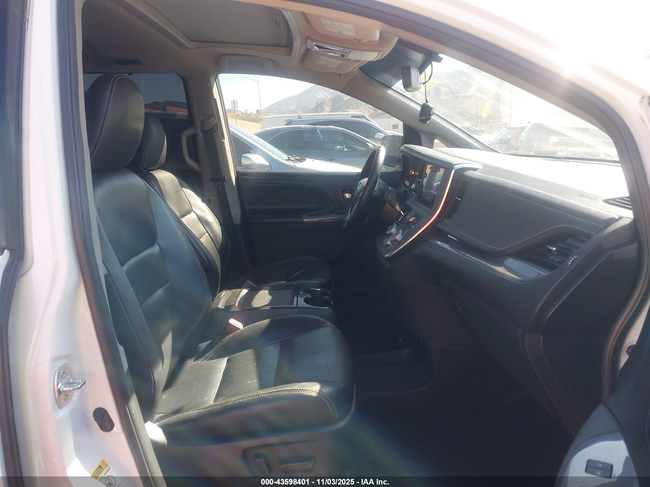 TOYOTA SIENNA image 5