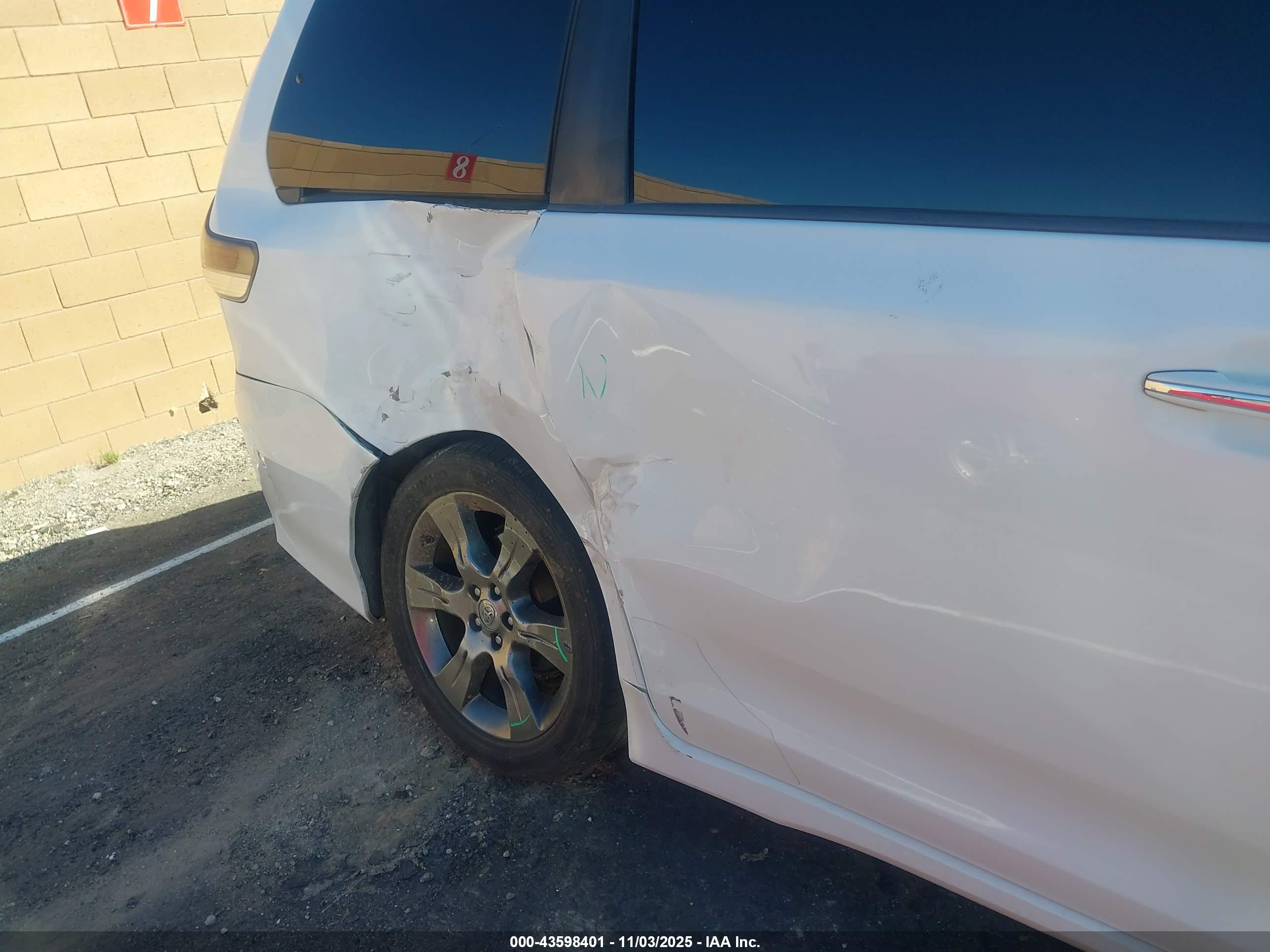 TOYOTA SIENNA image 6