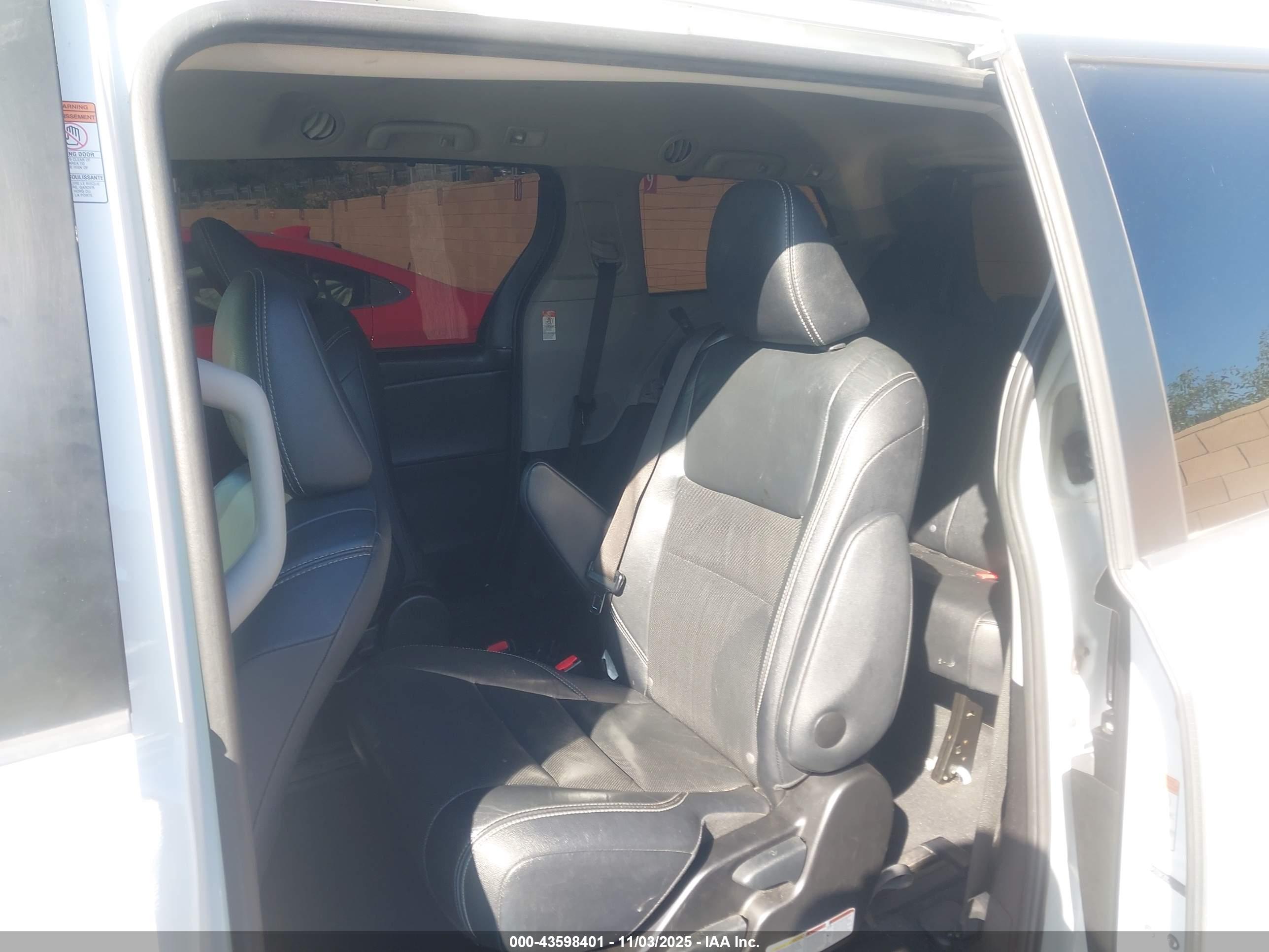 TOYOTA SIENNA image 8