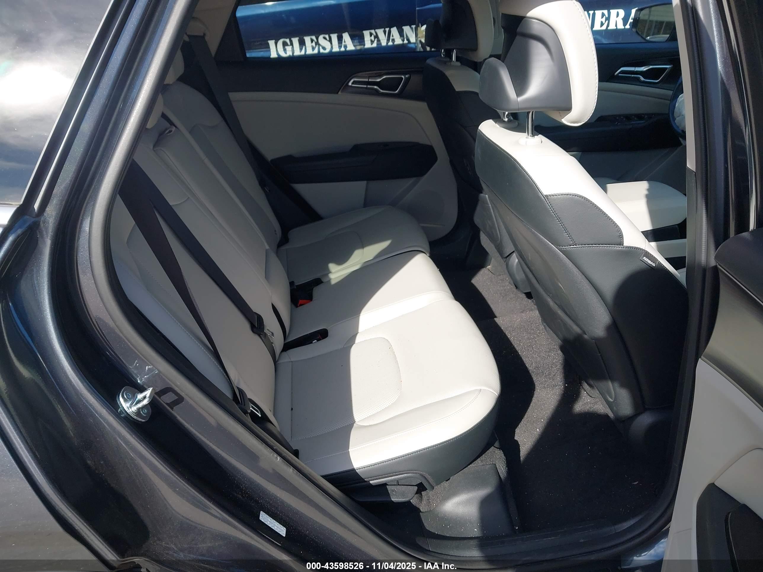 KIA SPORTAGE image 8