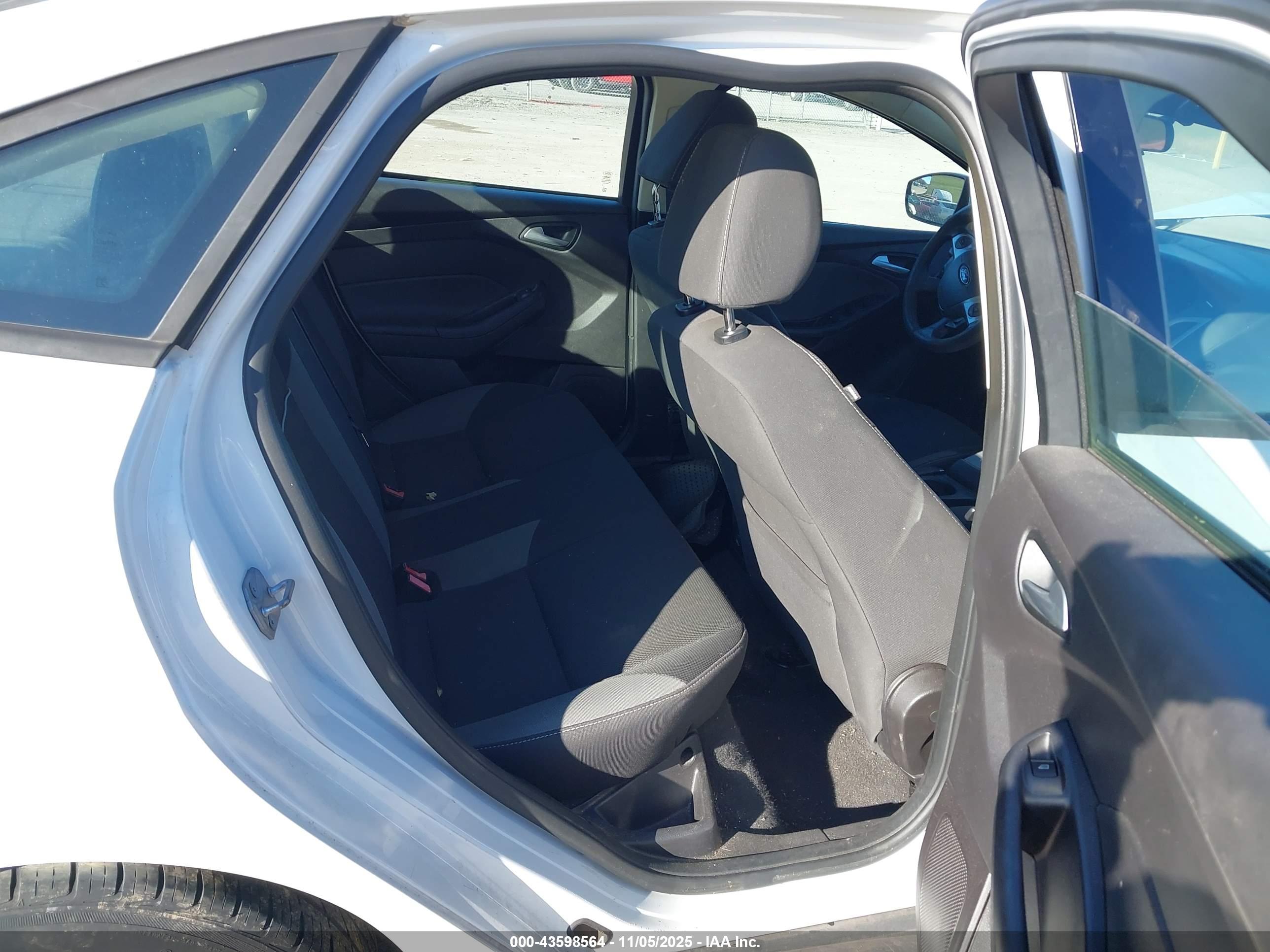 FORD FOCUS image 8