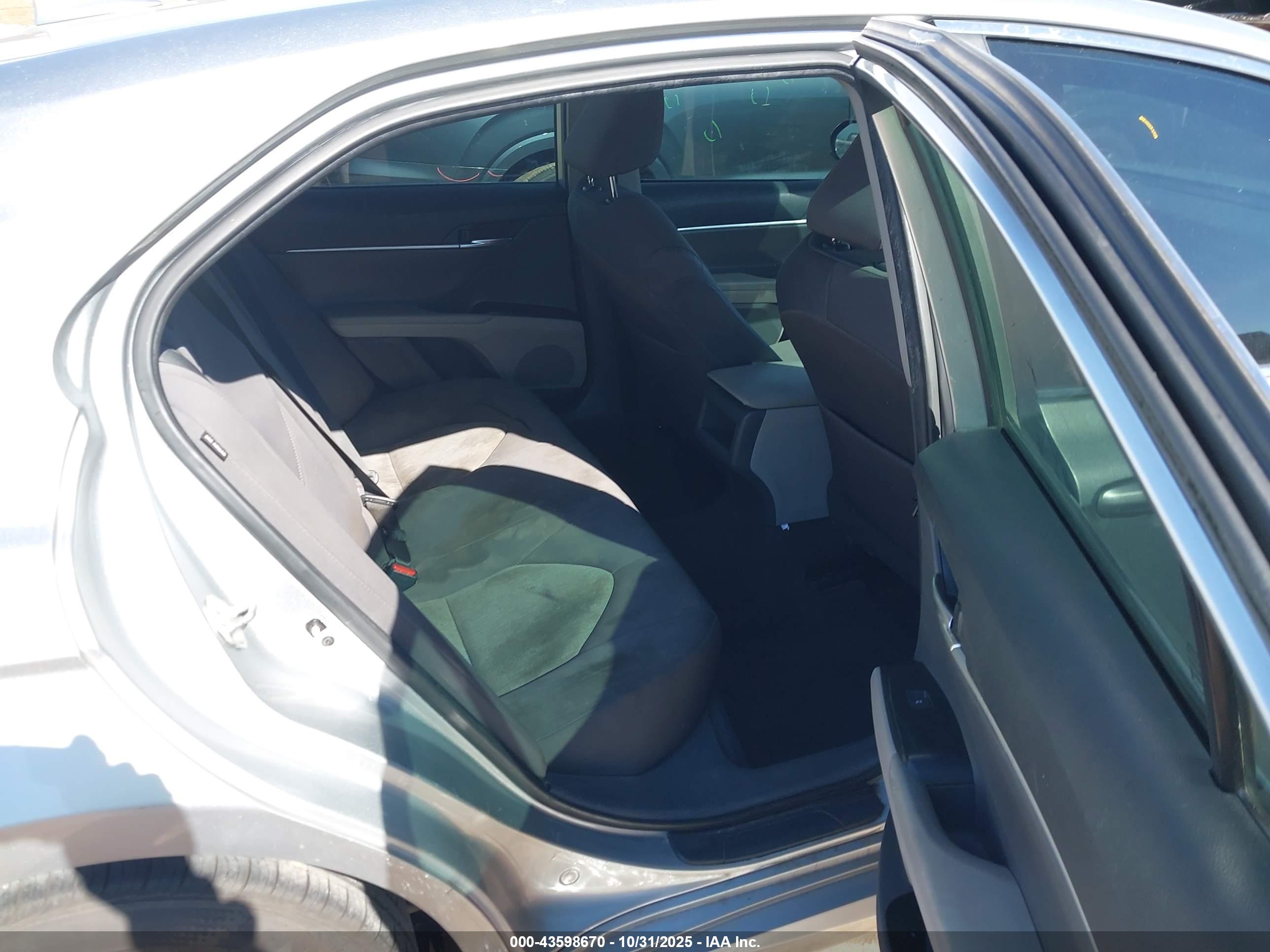 TOYOTA CAMRY image 8