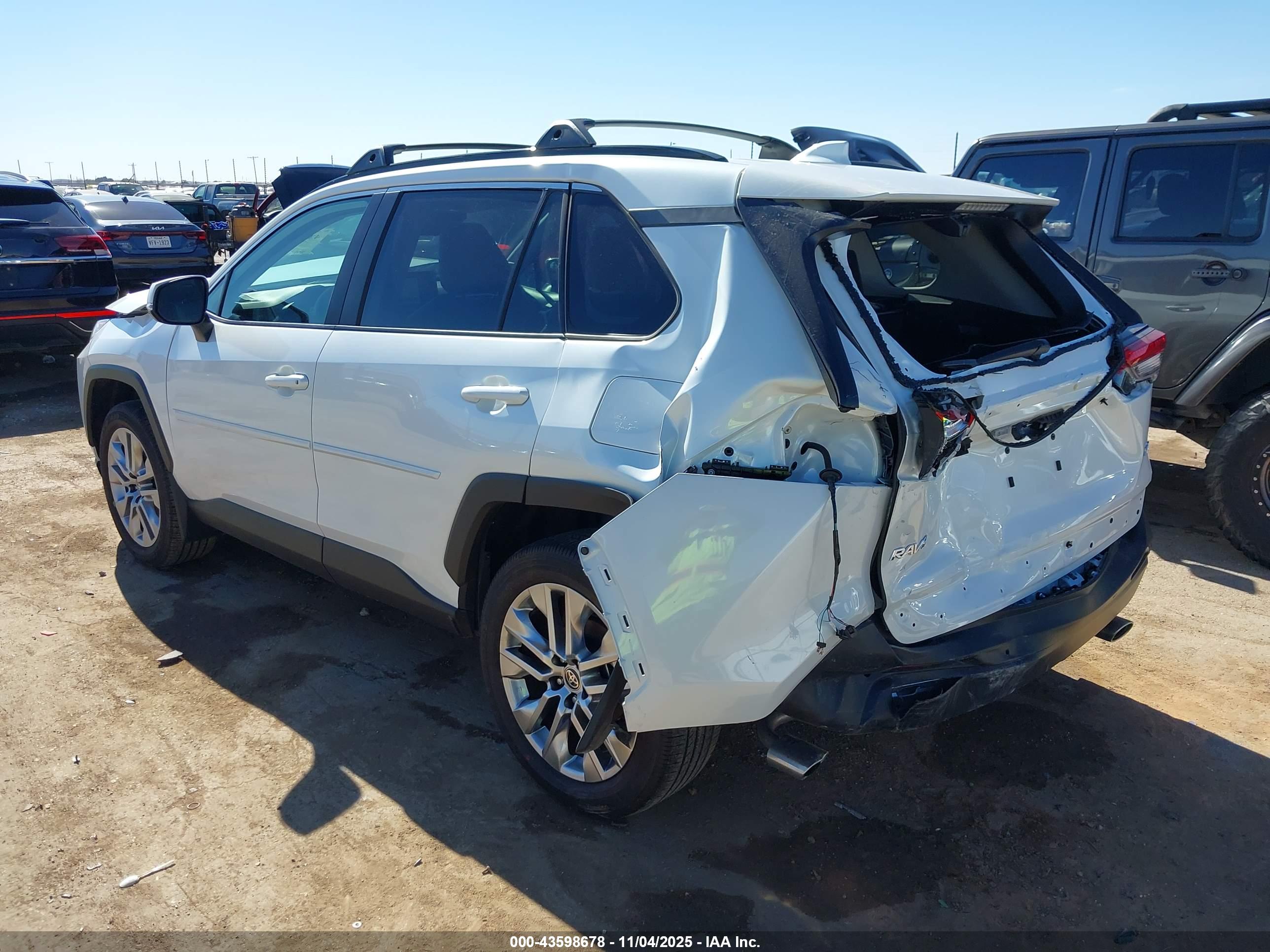 TOYOTA RAV4 image 3