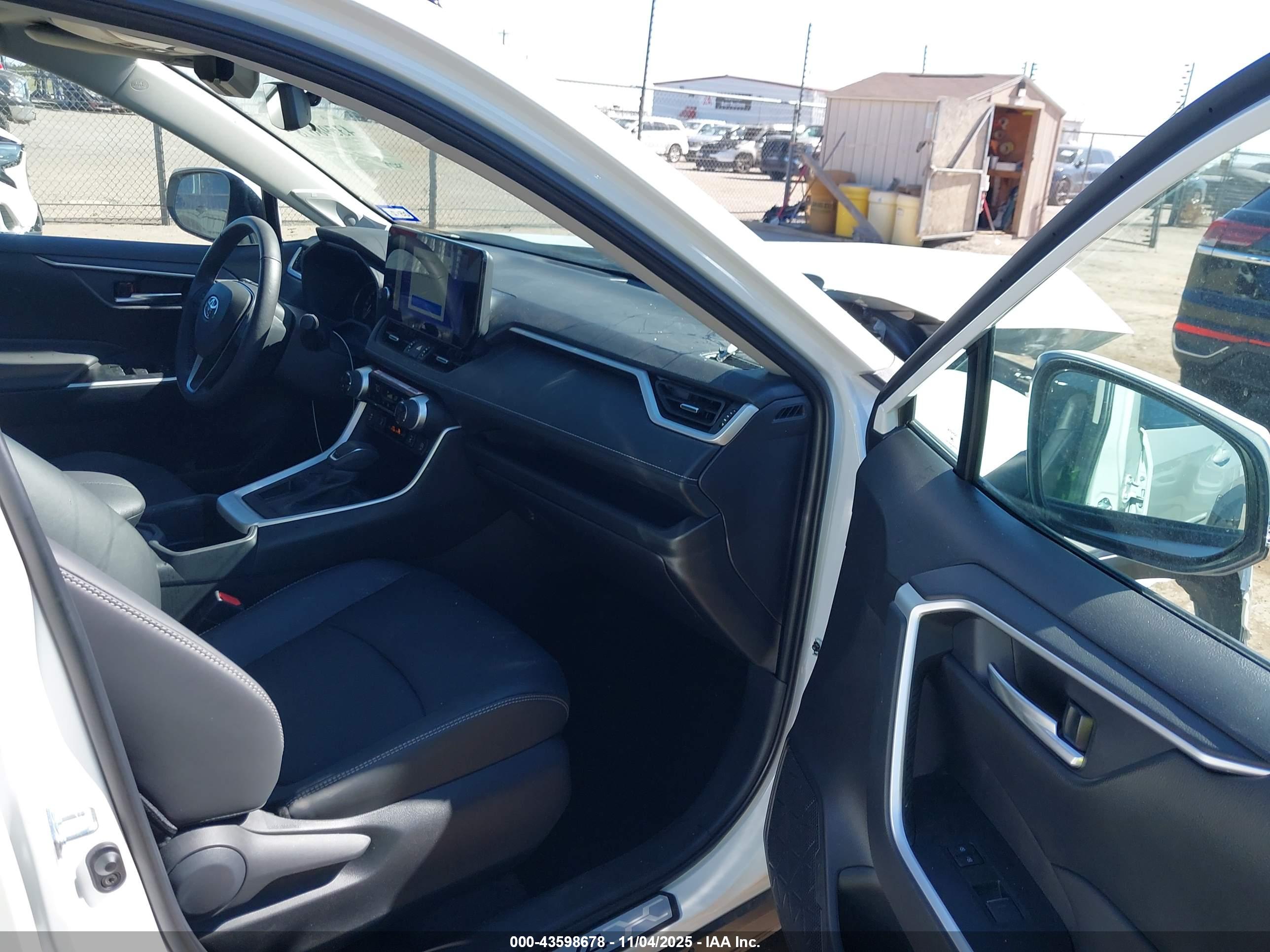TOYOTA RAV4 image 5