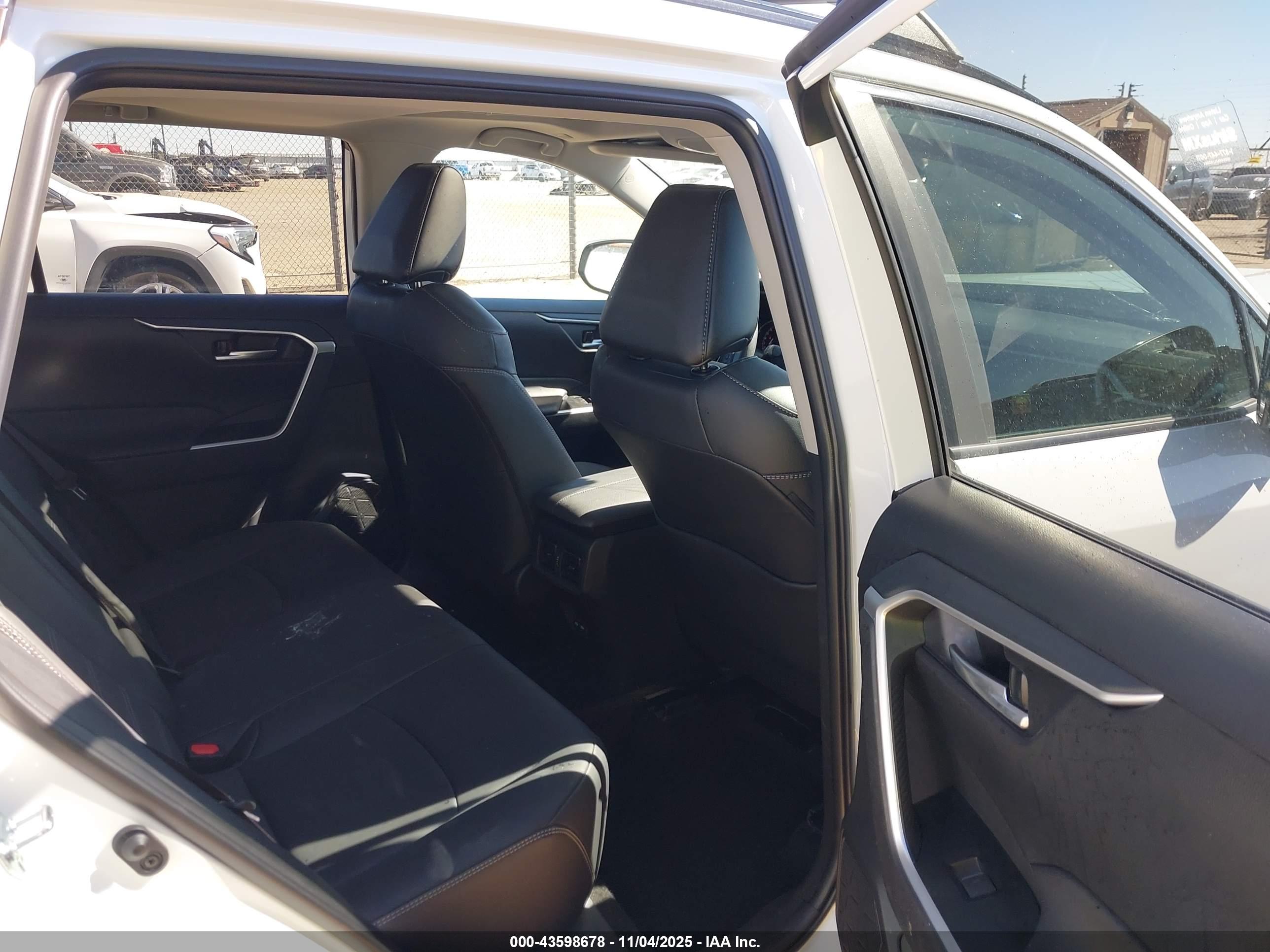 TOYOTA RAV4 image 8