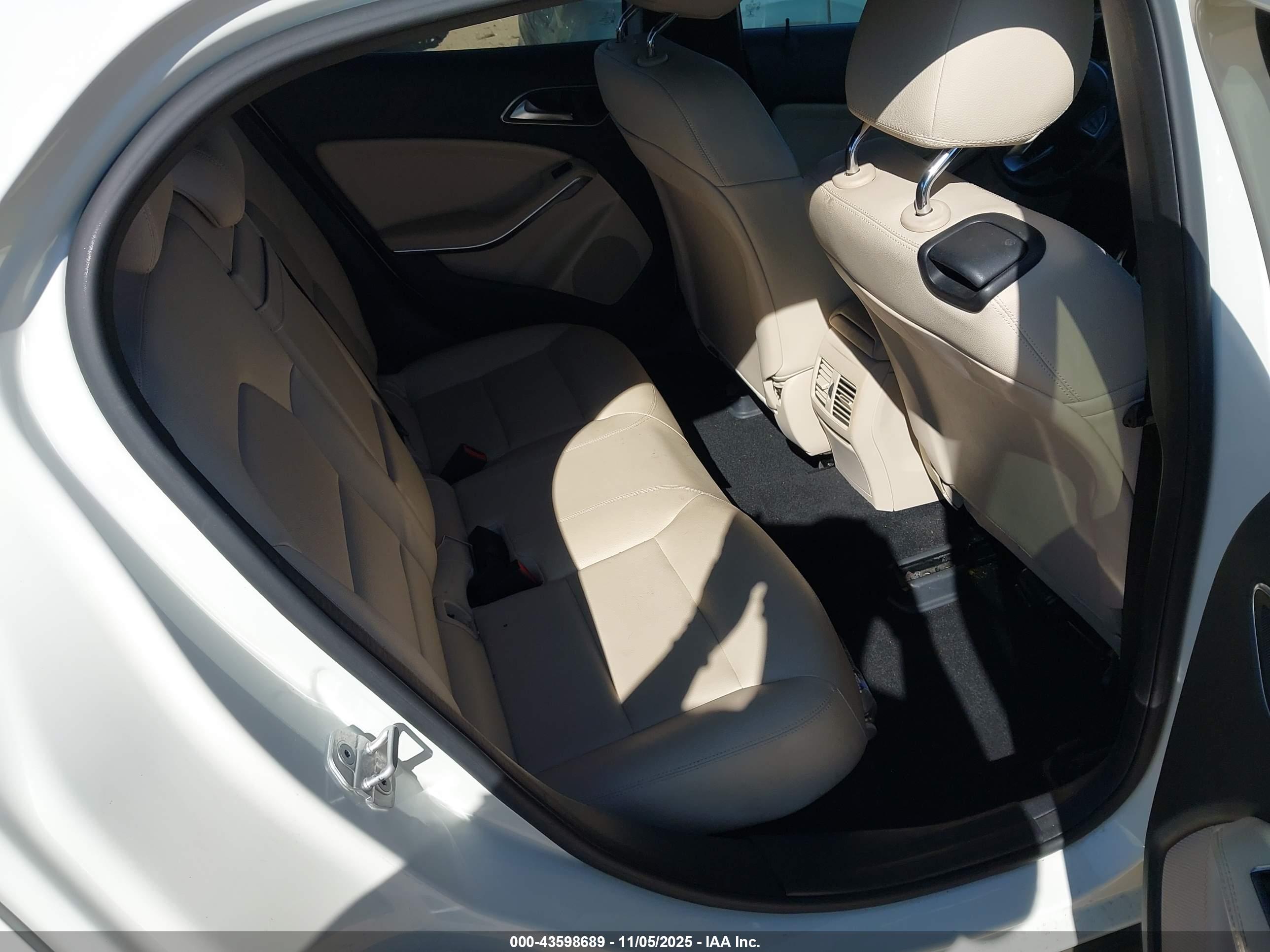 MERCEDES-BENZ GLA image 8