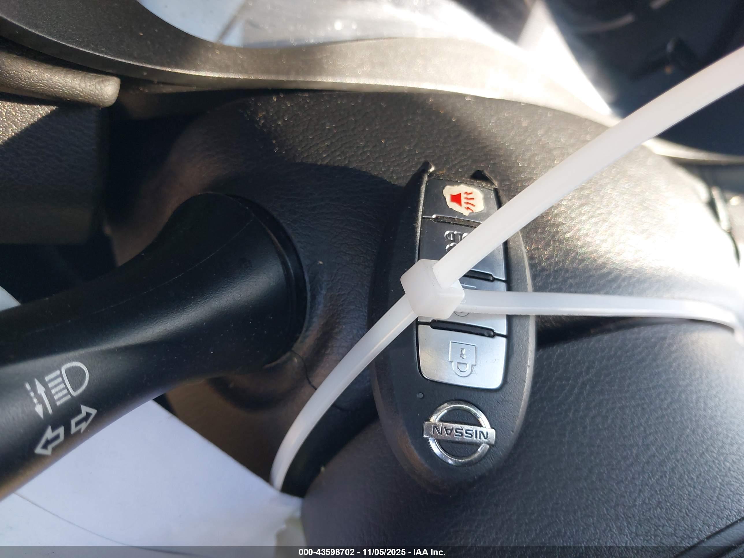 NISSAN VERSA image 11
