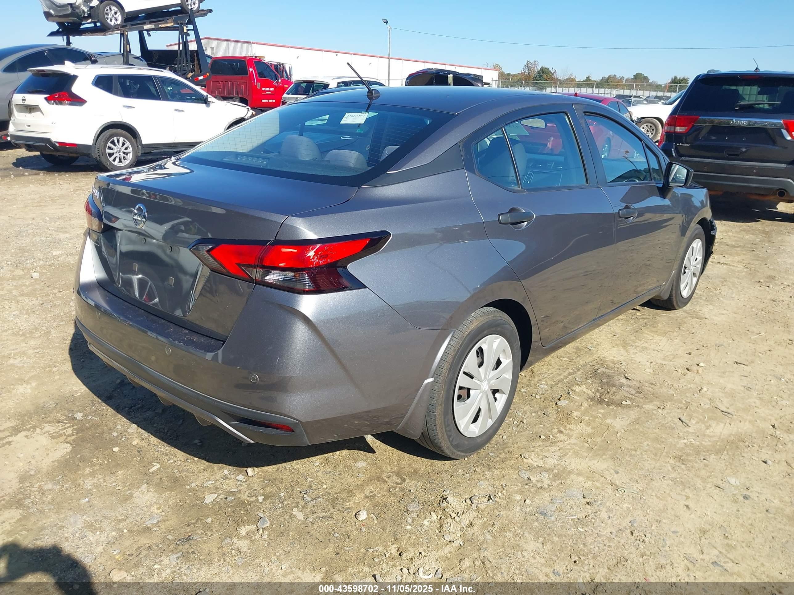 NISSAN VERSA image 4